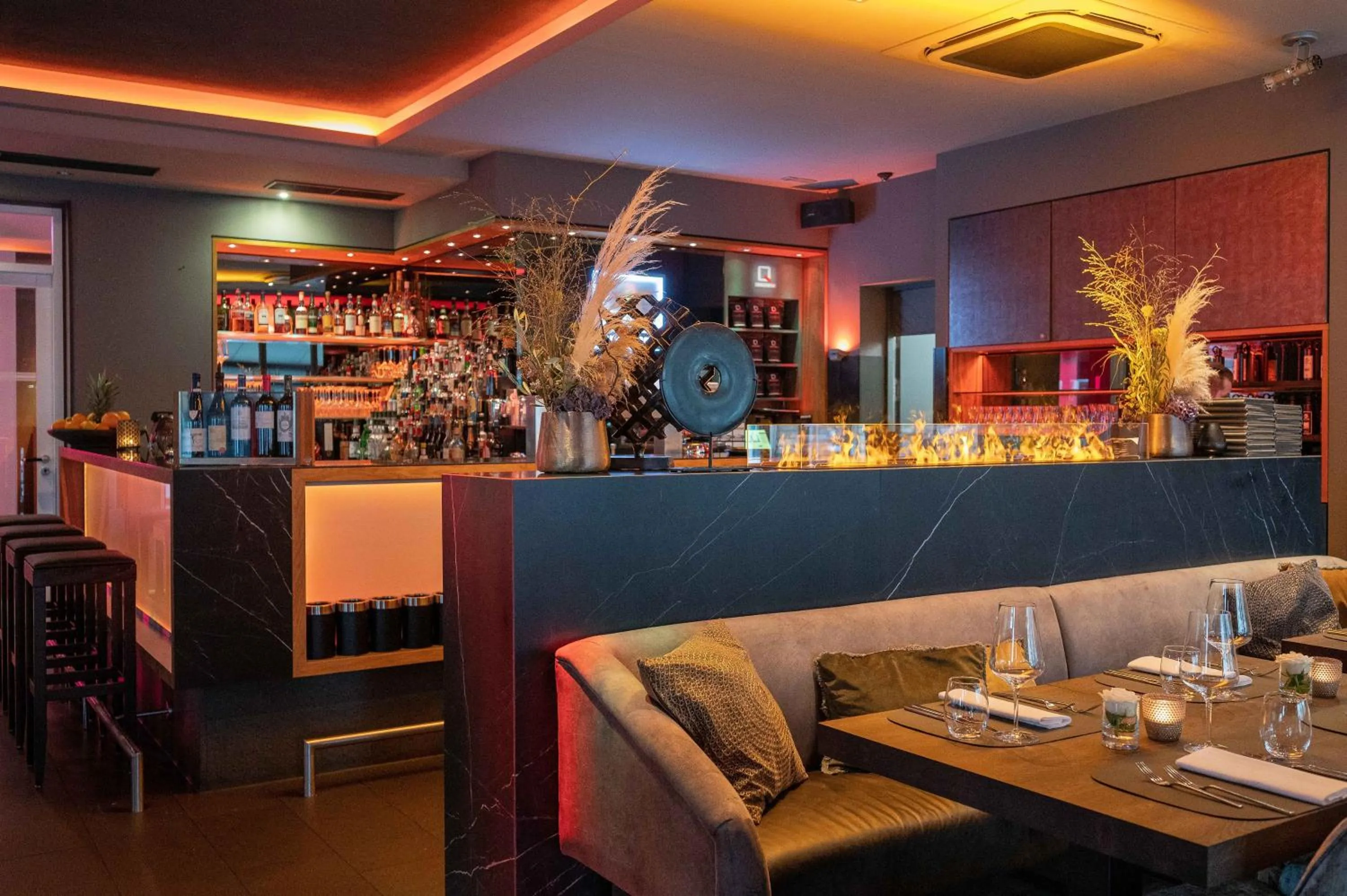 Lounge or bar in Qube Hotel Bergheim