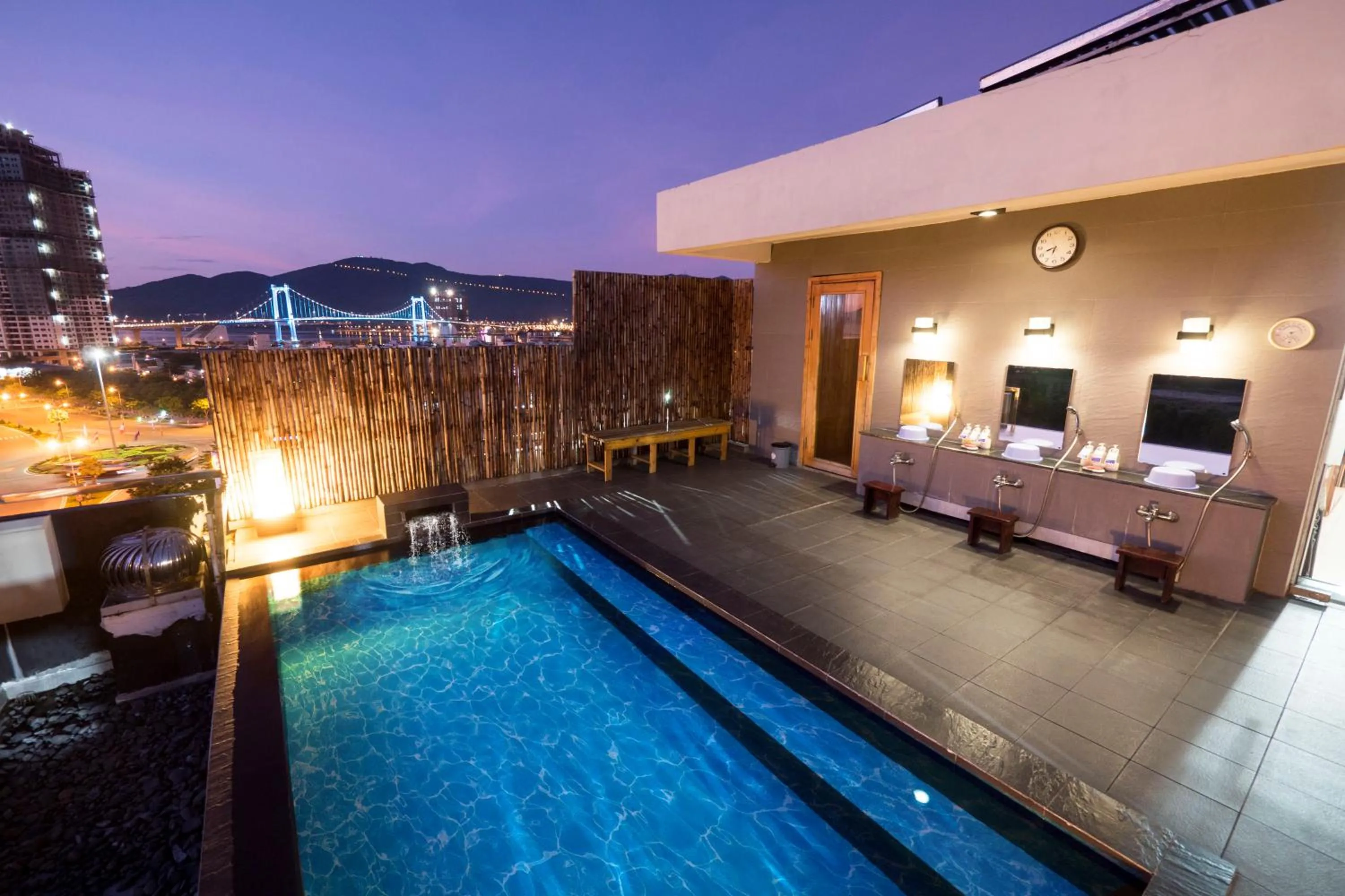 Hot Tub in Azumaya Hotel Da Nang