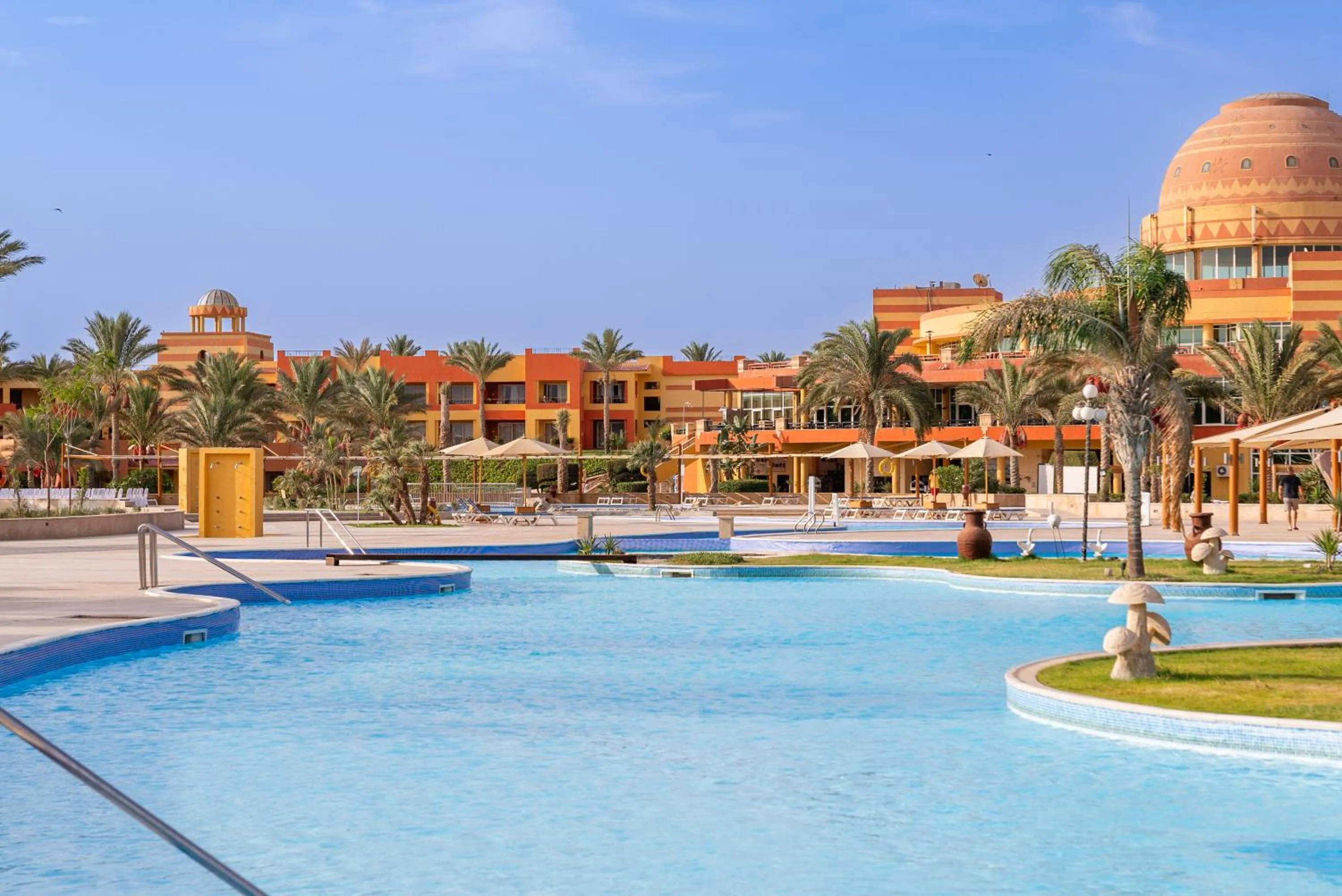 Swimming pool in Malikia Resort Abu Dabbab