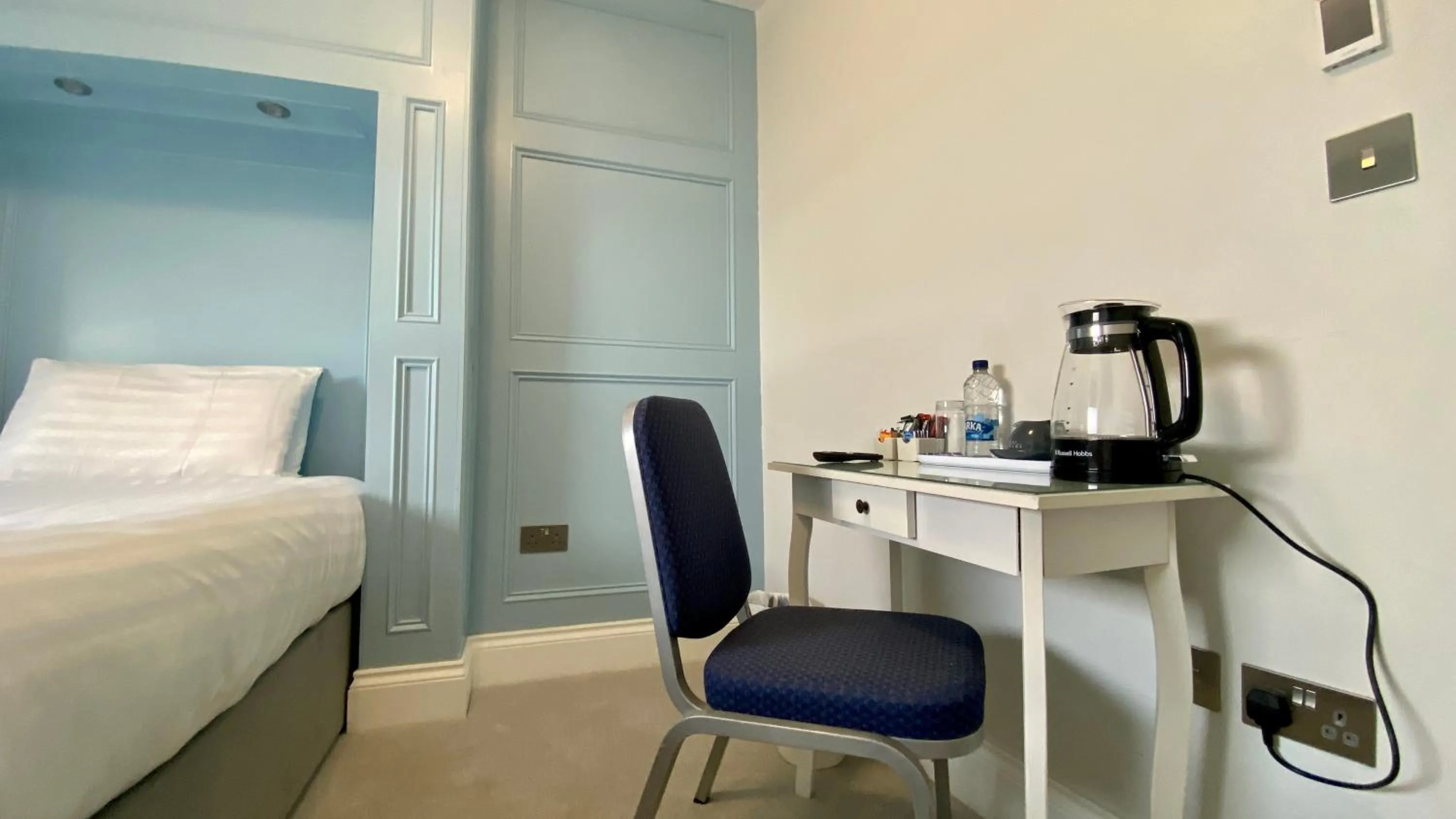 Coffee/tea facilities, Bed in The Fairhaven Hotel