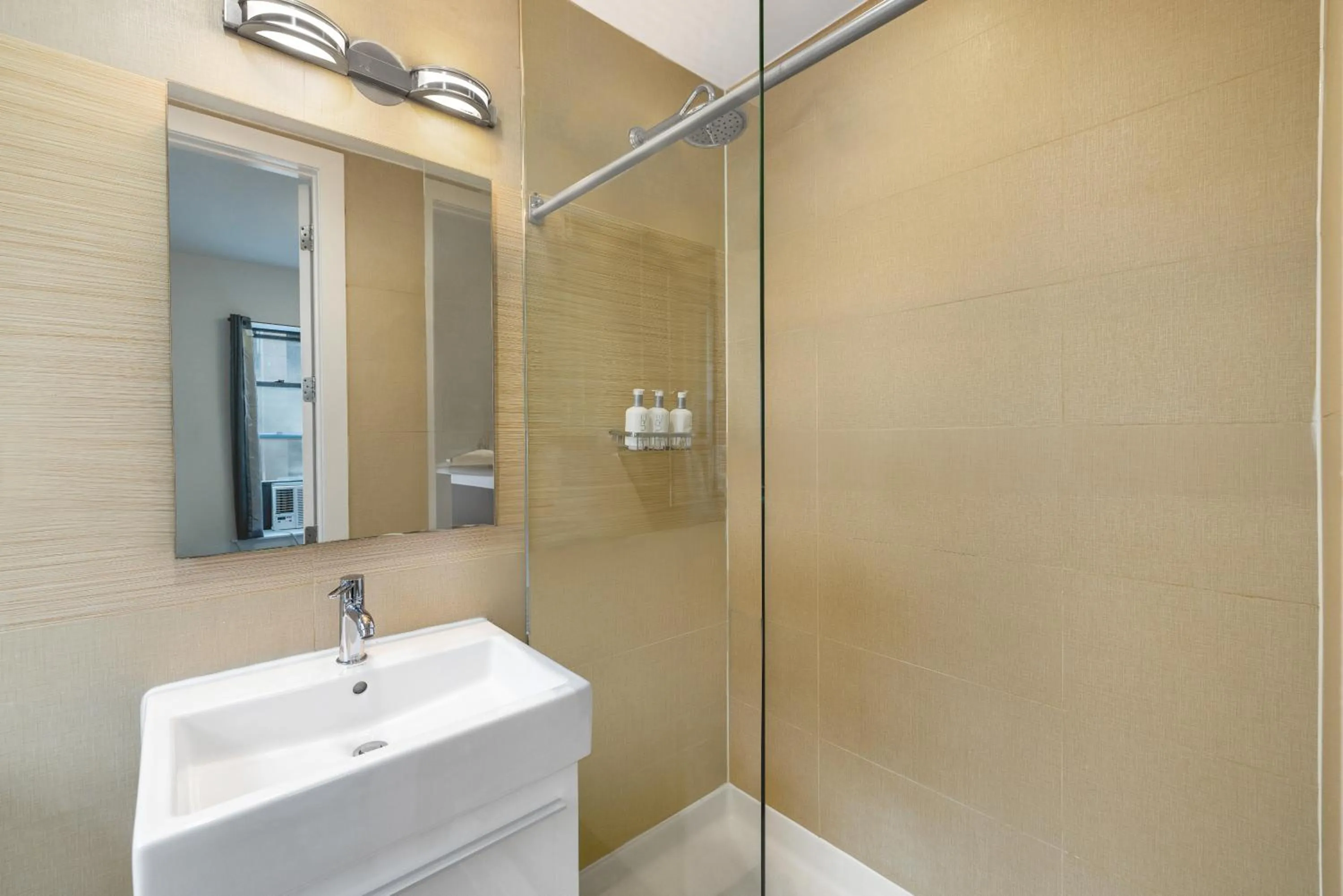 Bathroom in Hotel 27 by LuxUrban