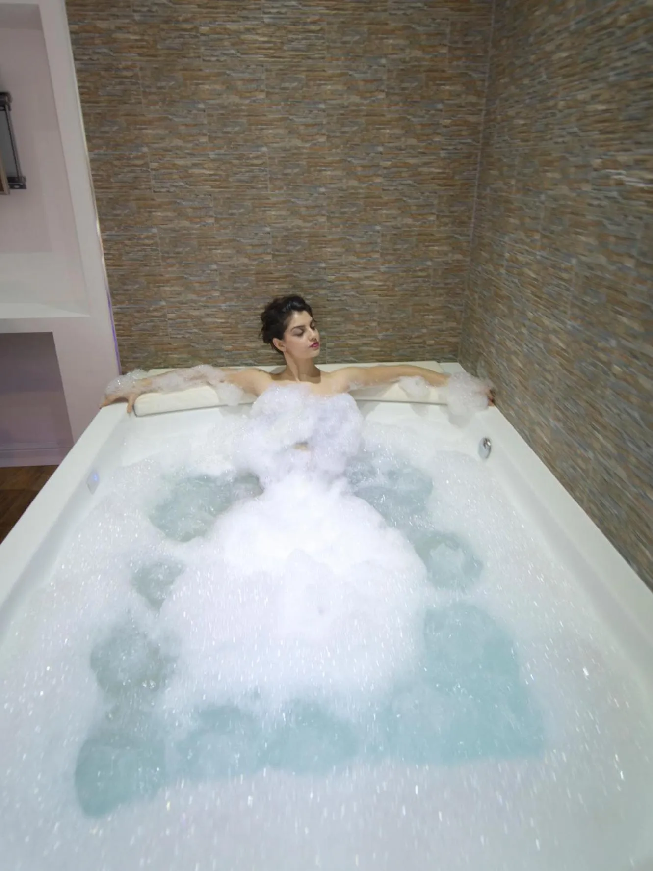 Hot Tub in 7 Inn Spanish Steps