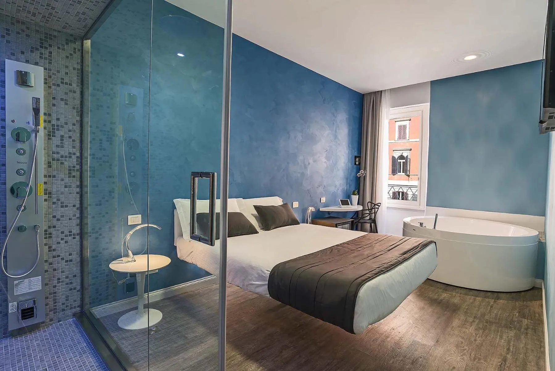 Photo of the whole room, Bed in 7 Inn Spanish Steps