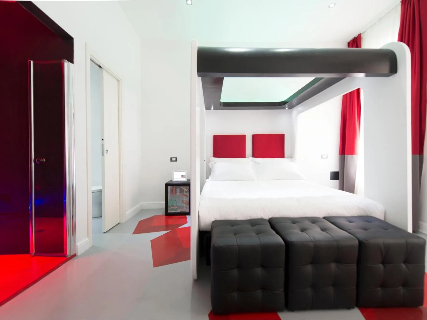 Photo of the whole room, Bed in 7 Inn Spanish Steps