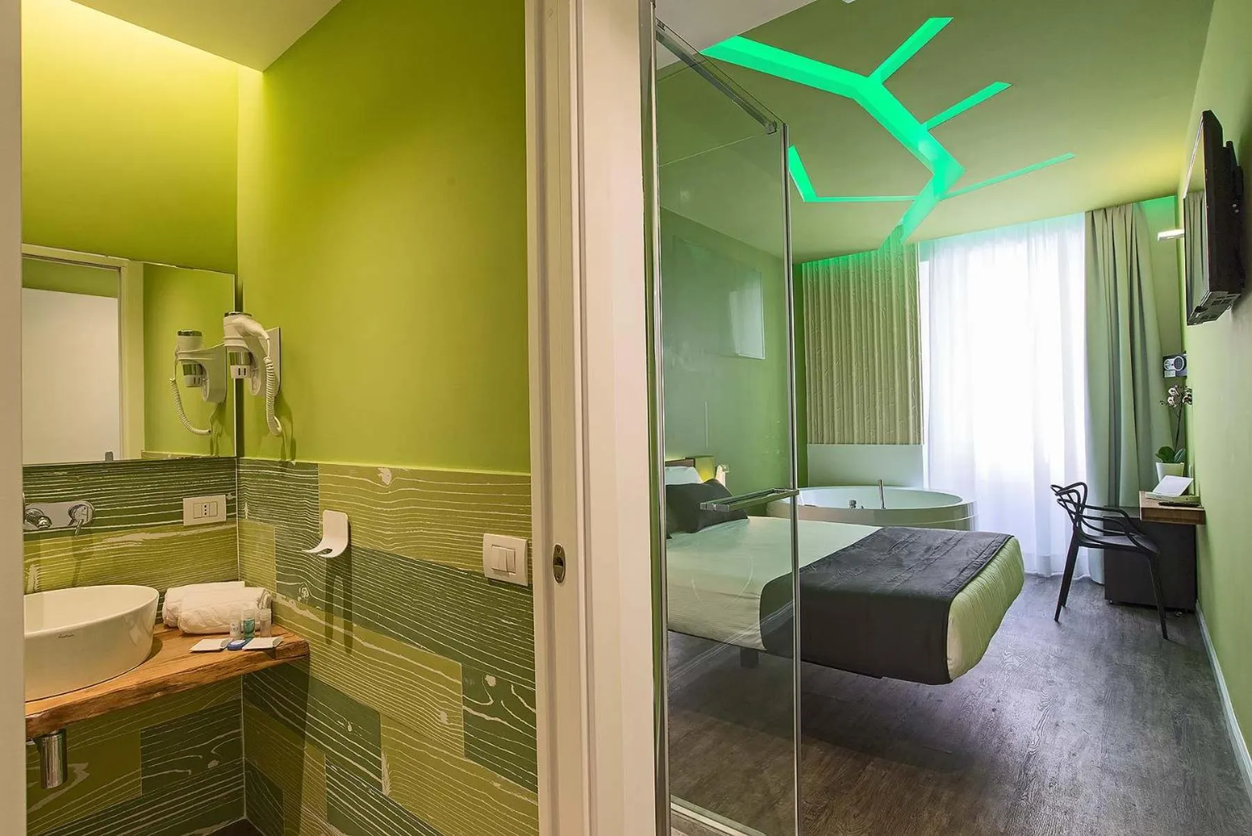 Photo of the whole room, Bed in 7 Inn Spanish Steps