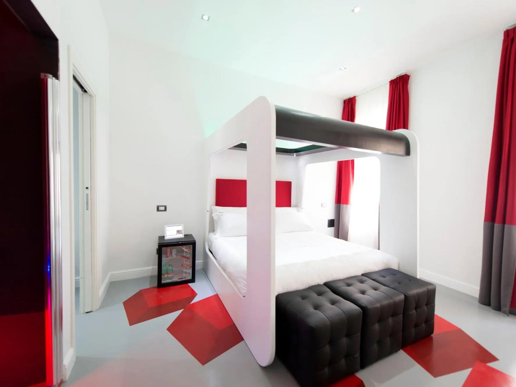 Photo of the whole room, Bed in 7 Inn Spanish Steps