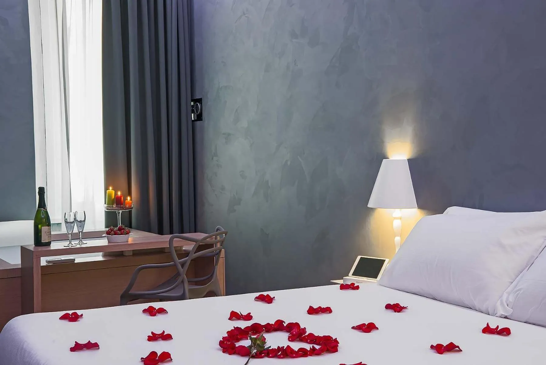 Photo of the whole room, Bed in 7 Inn Spanish Steps