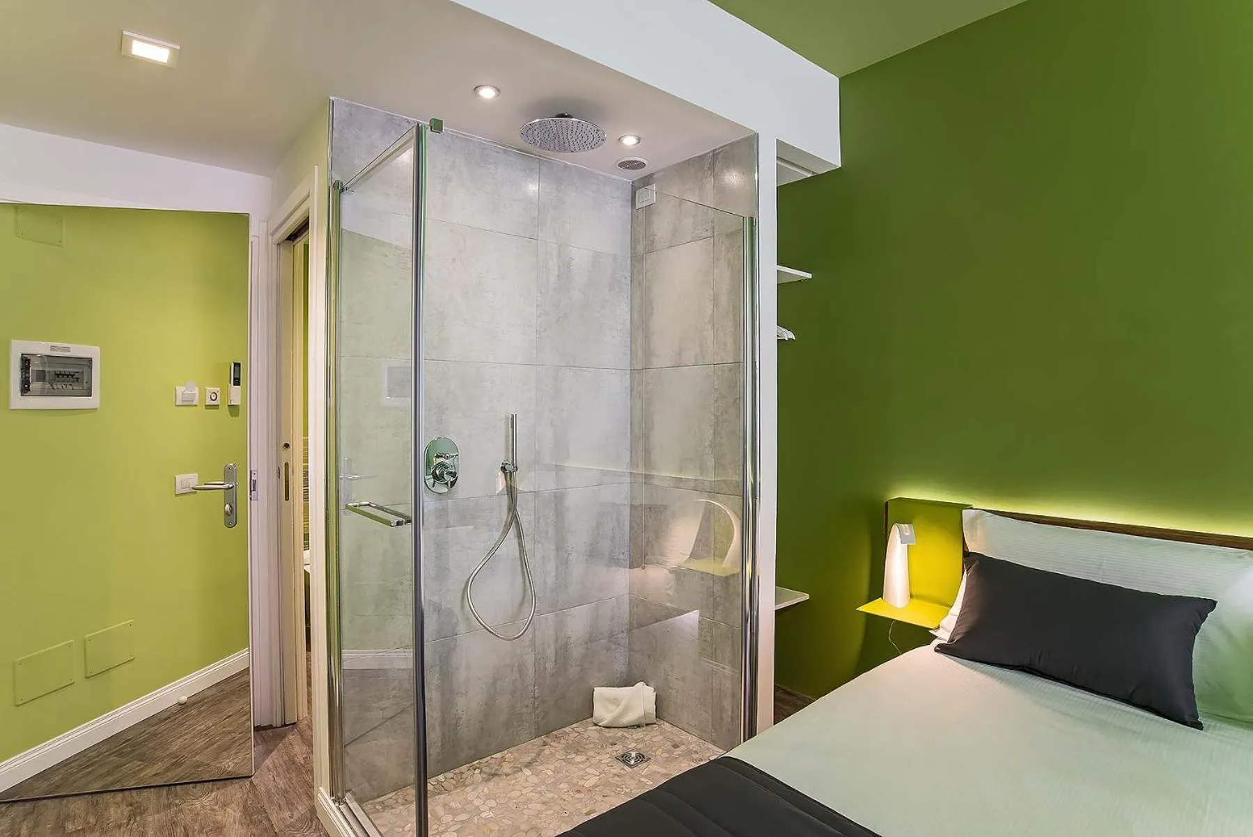 Photo of the whole room, Bed in 7 Inn Spanish Steps