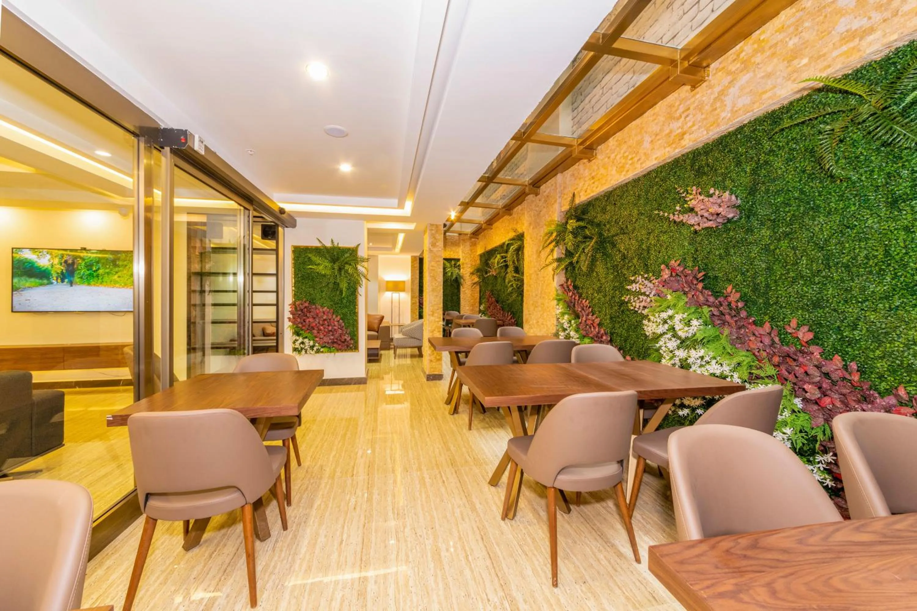 Restaurant/places to eat in 38 Hotel