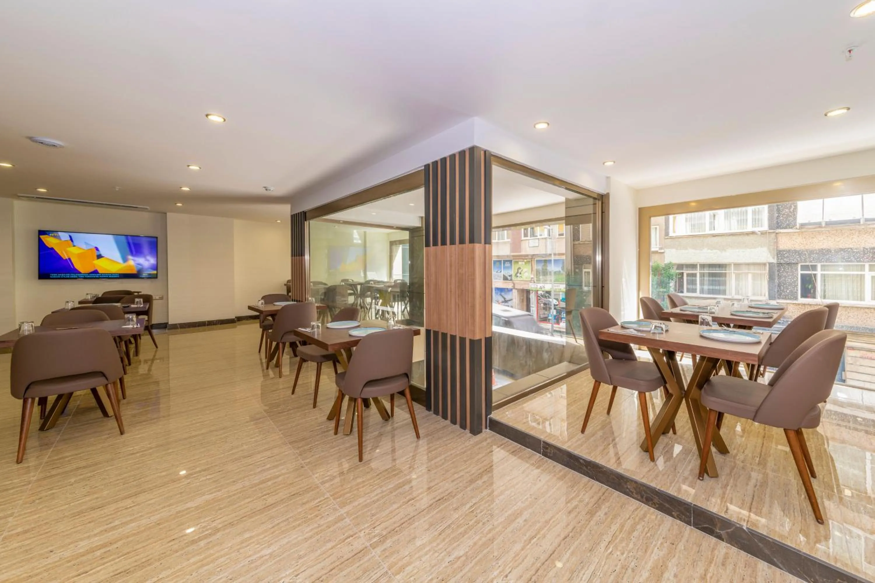 Restaurant/places to eat in 38 Hotel