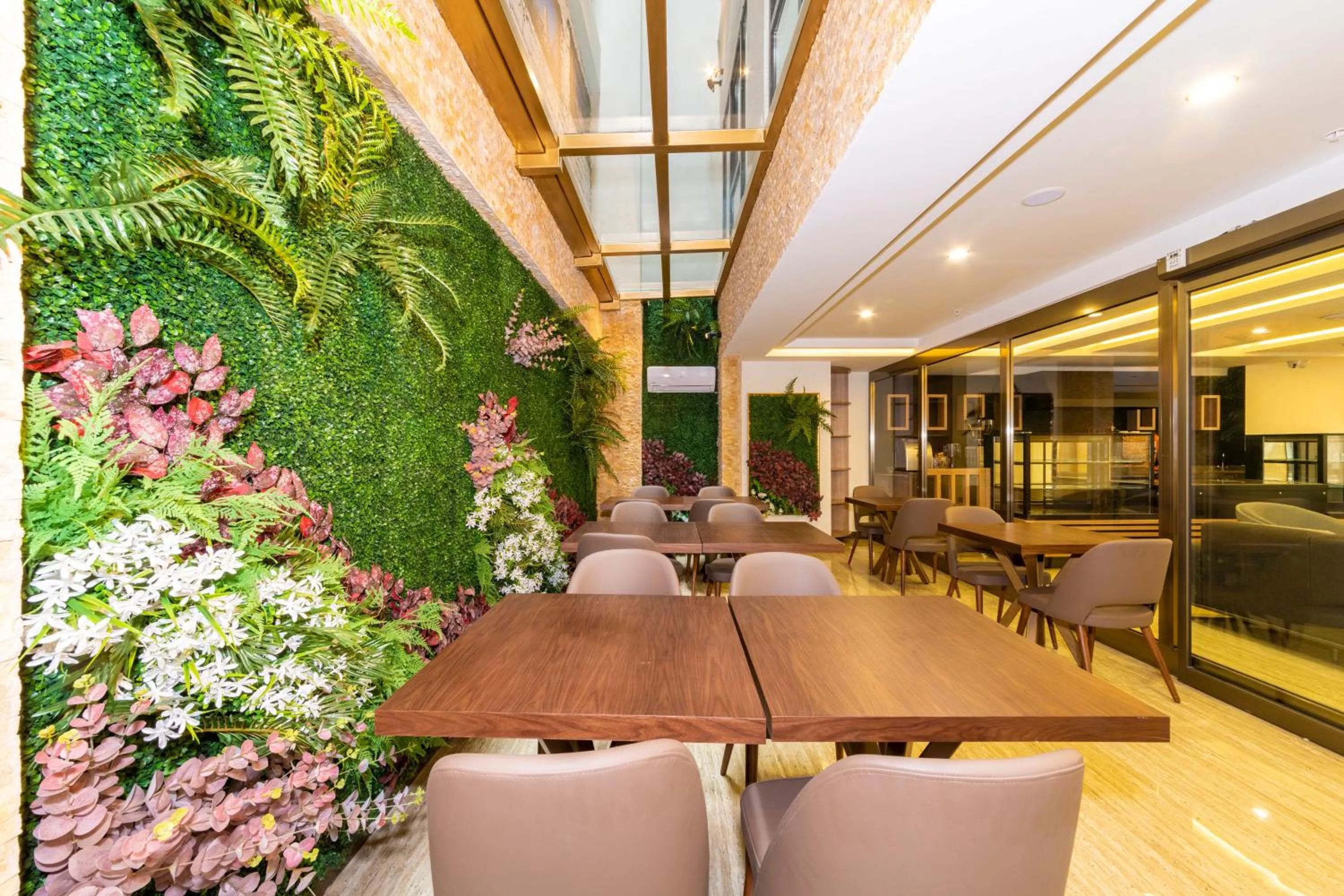 Restaurant/places to eat in 38 Hotel