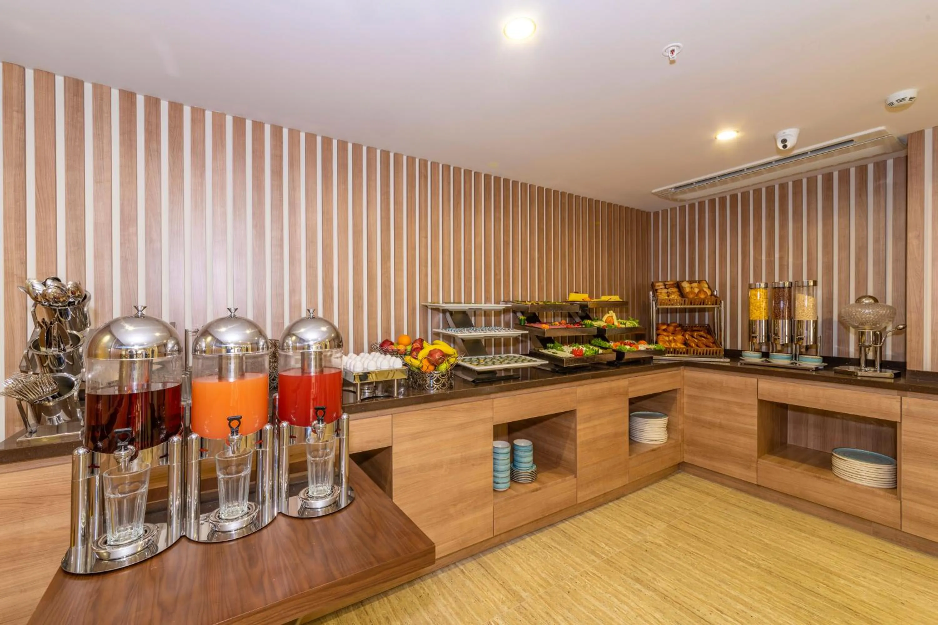 Restaurant/places to eat in 38 Hotel