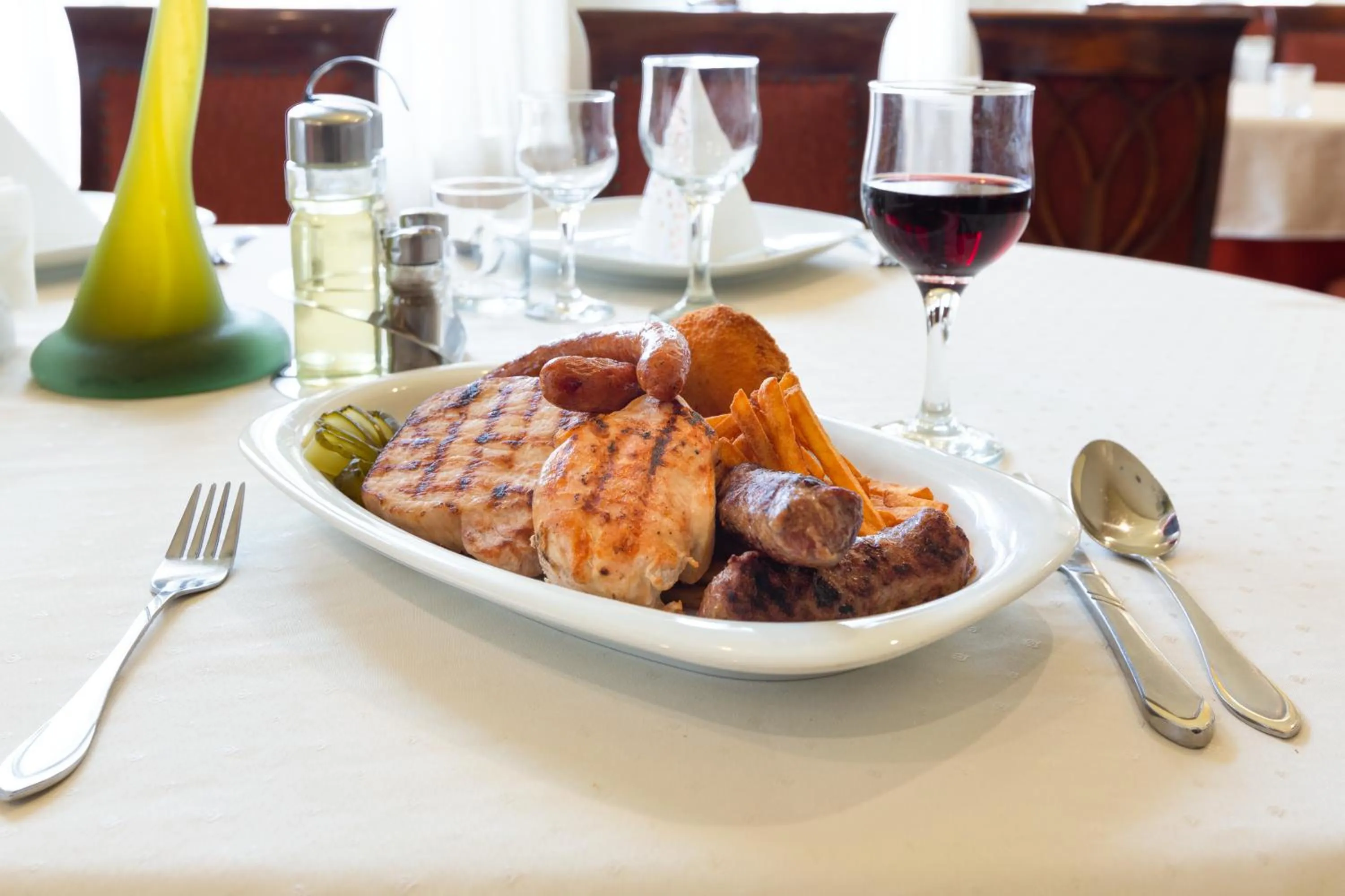 Restaurant/places to eat in Hotel Denis