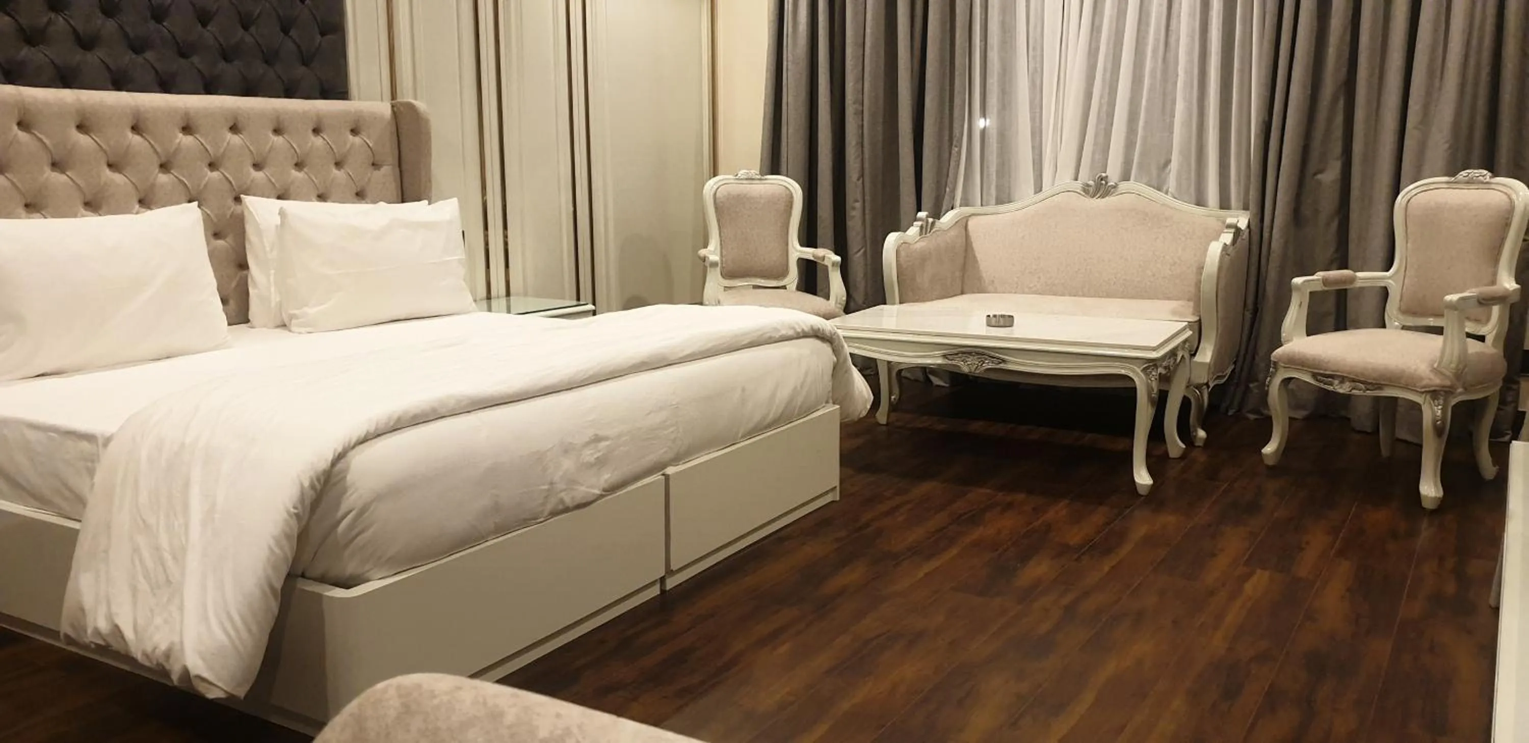 Photo of the whole room, Bed in Hotel Pong View