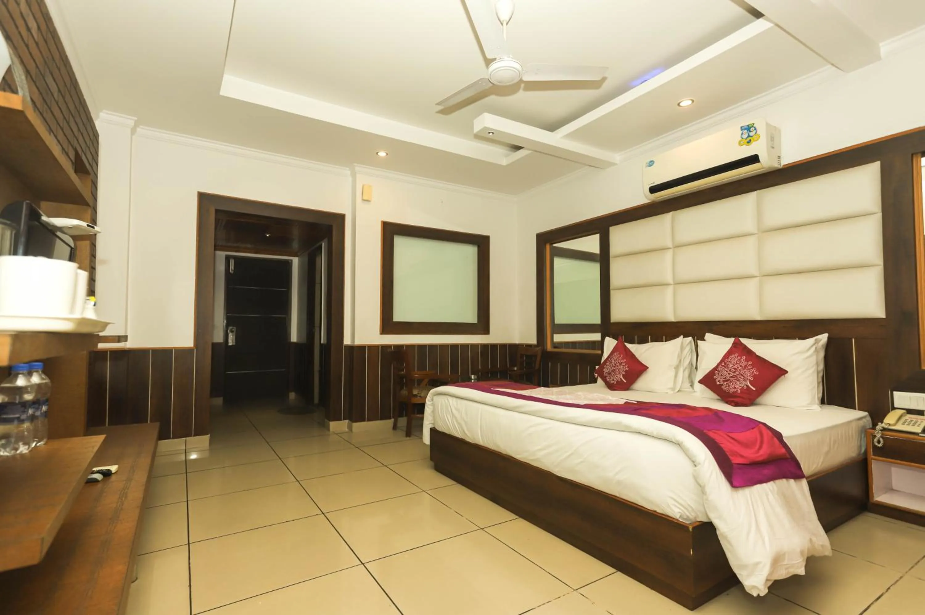 Photo of the whole room, Bed in Hotel Pong View