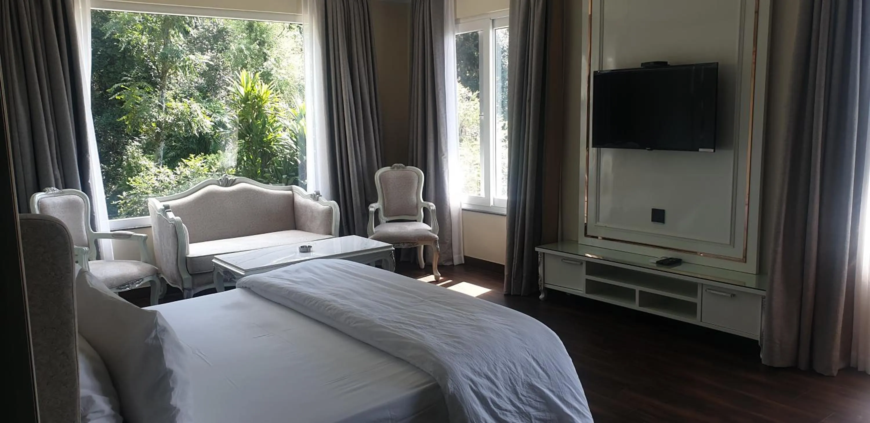 Photo of the whole room, Bed in Hotel Pong View