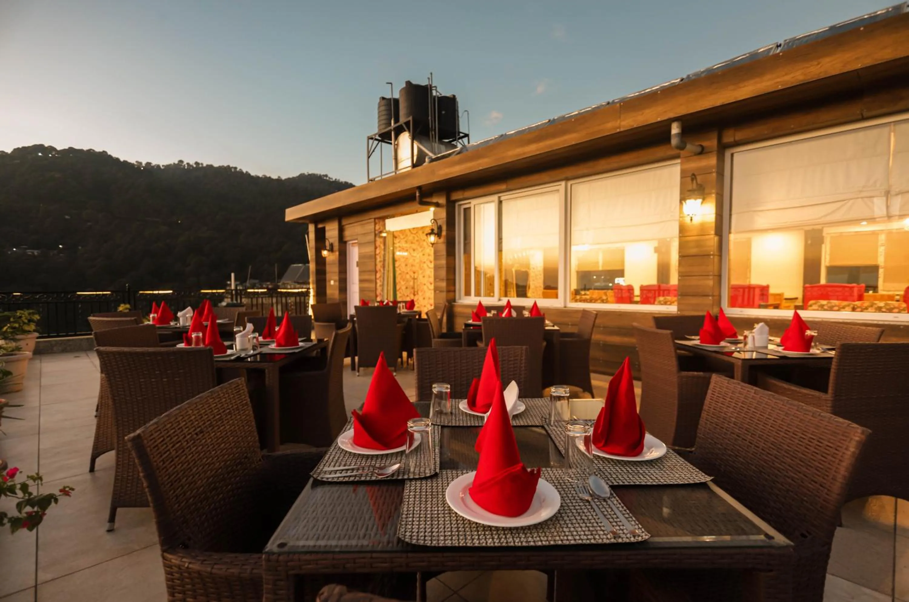 Restaurant/places to eat in Hotel Pong View