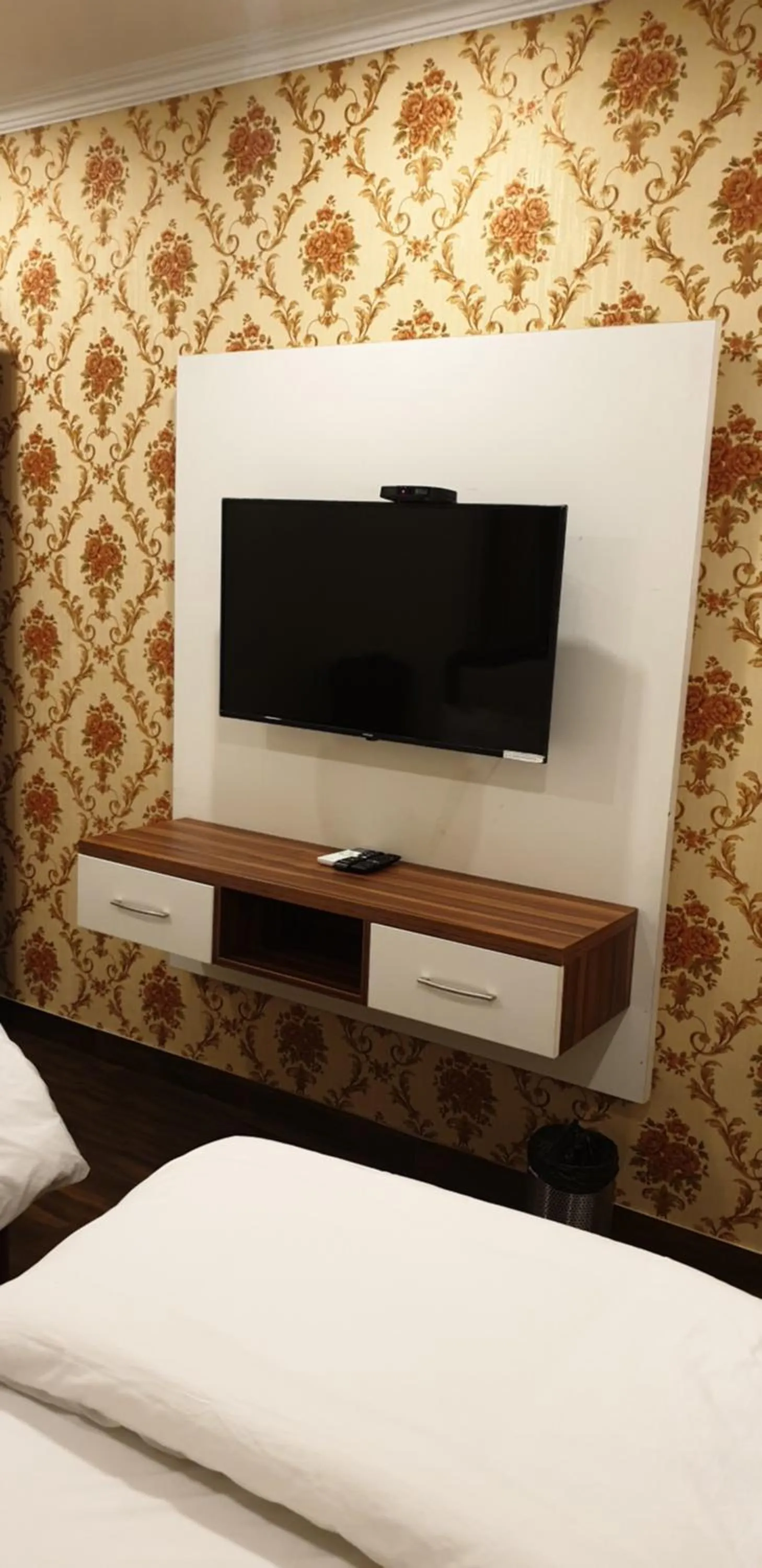 Communal lounge/ TV room, Bed in Hotel Pong View