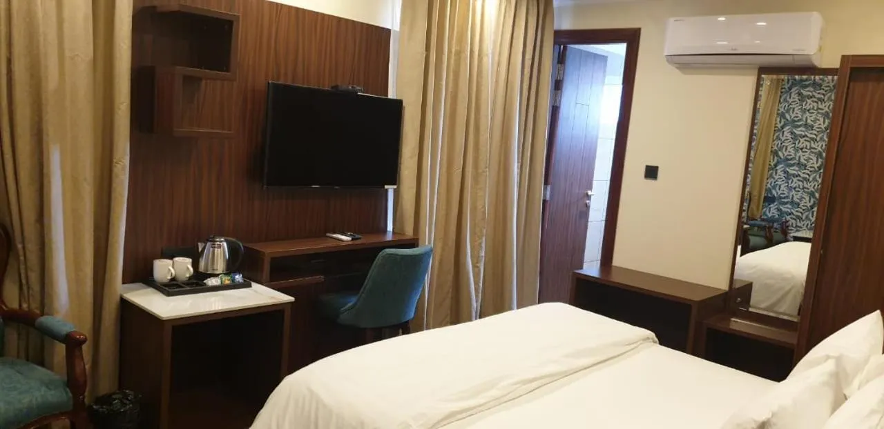 TV and multimedia, Bed in Hotel Pong View