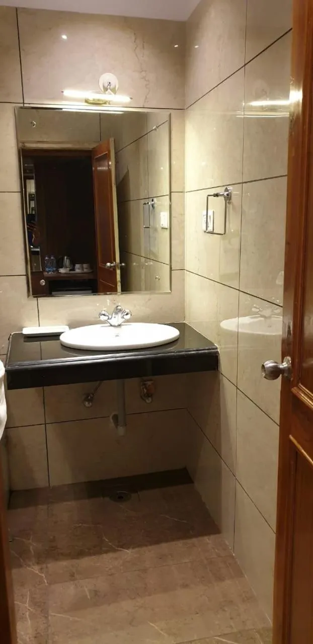 Toilet in Hotel Pong View