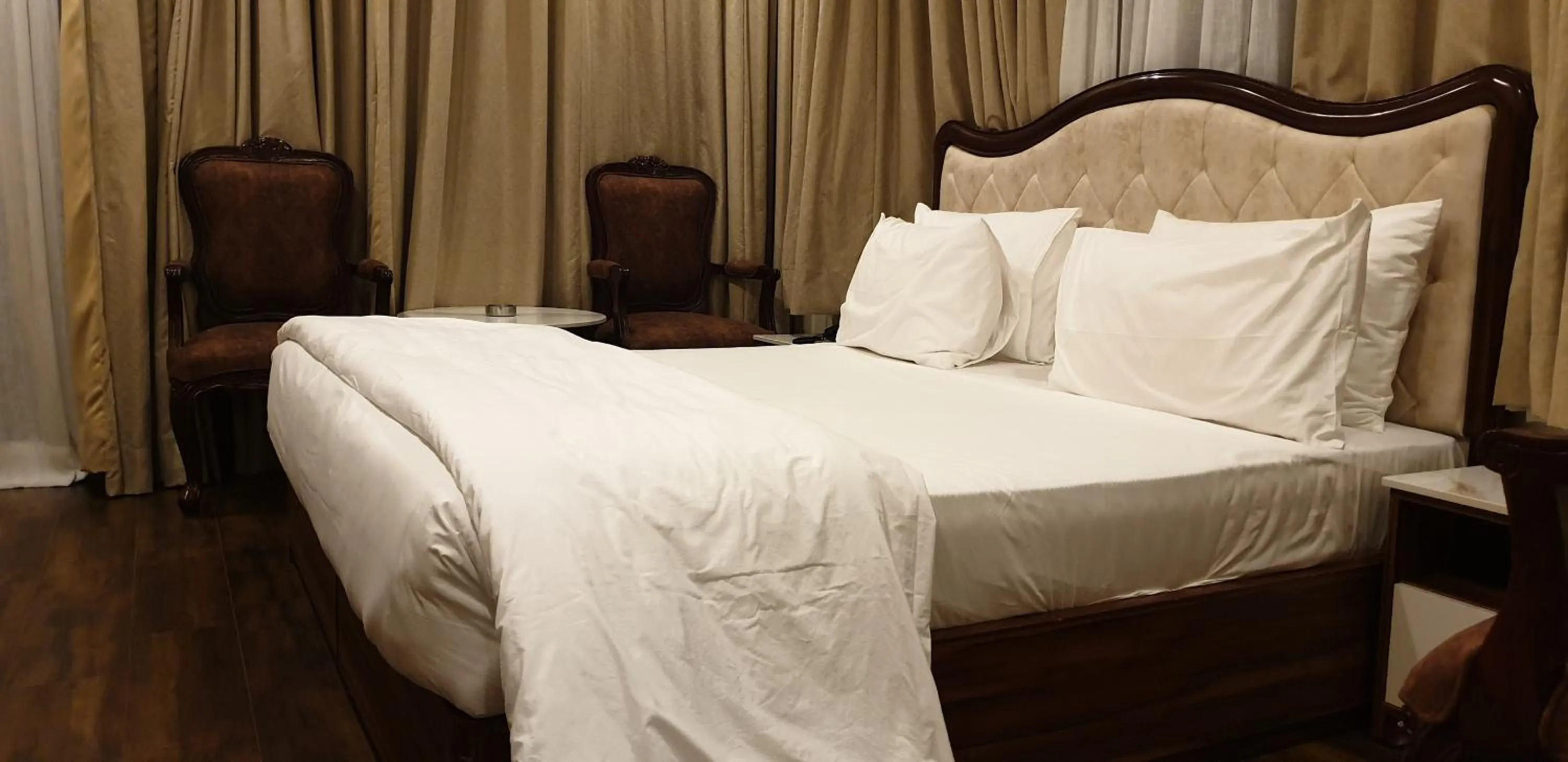 Photo of the whole room, Bed in Hotel Pong View