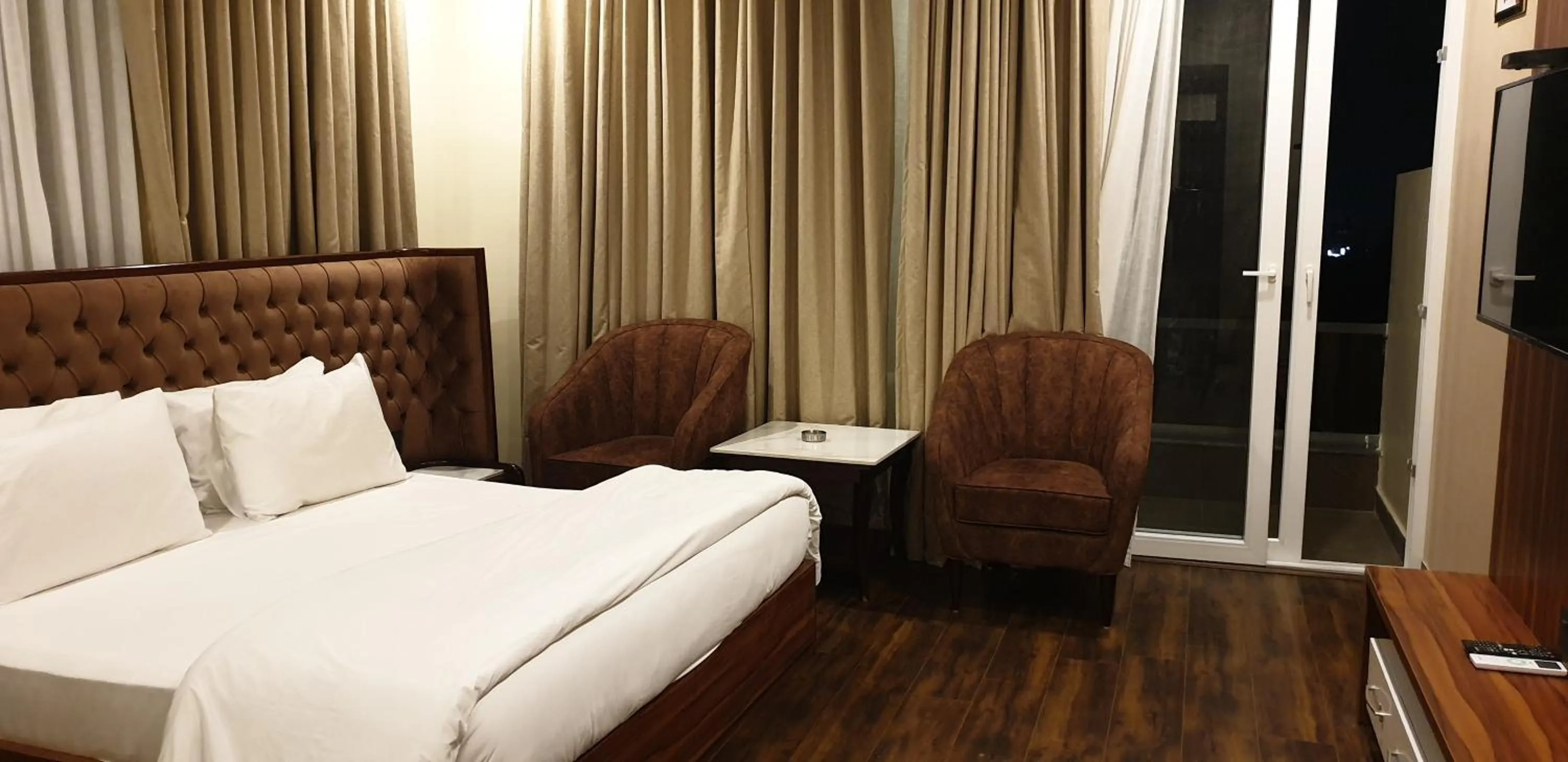 Photo of the whole room, Bed in Hotel Pong View