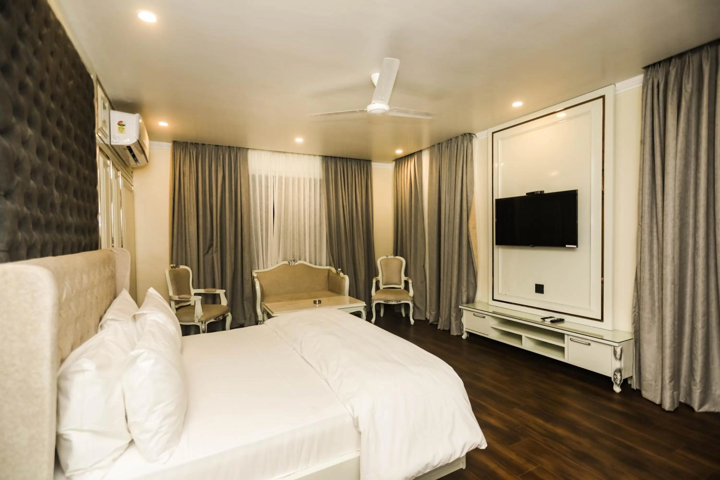 Photo of the whole room, Bed in Hotel Pong View