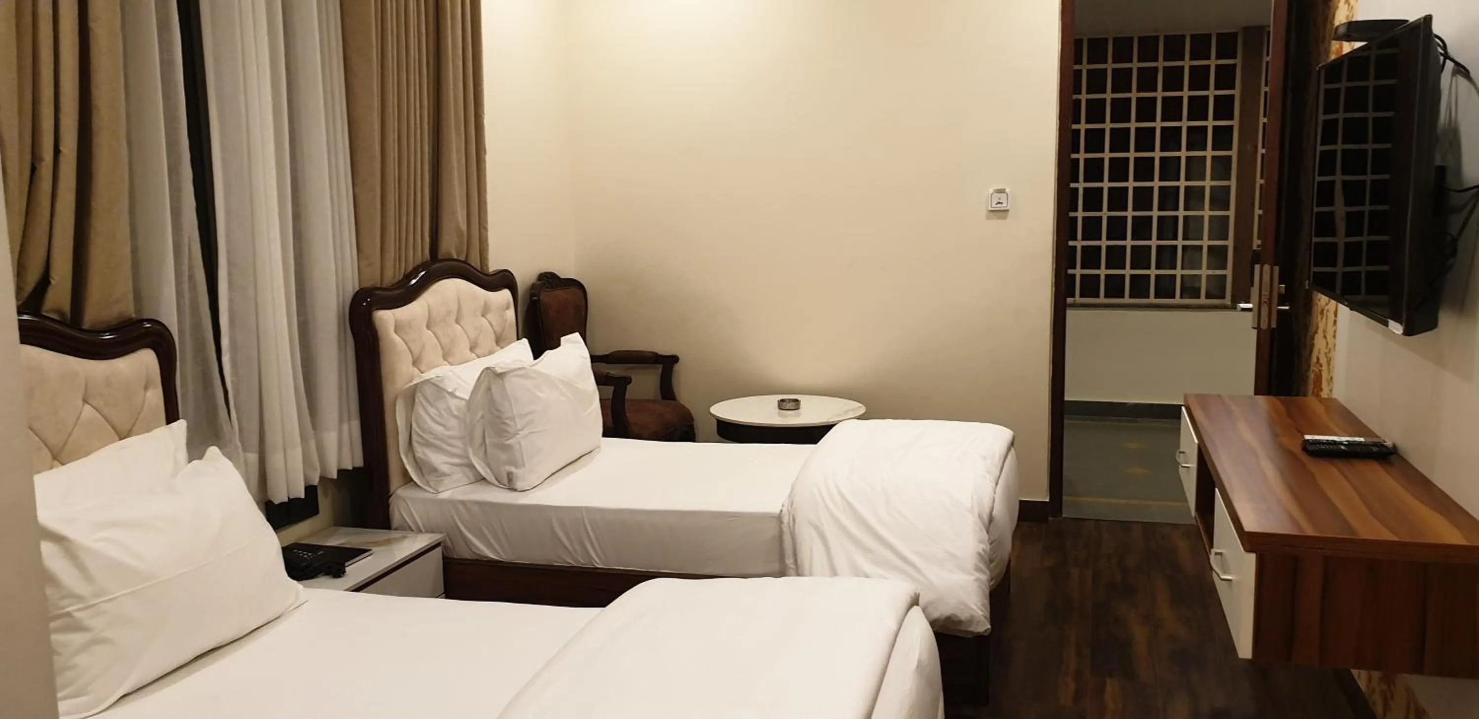 Seating area, Bed in Hotel Pong View