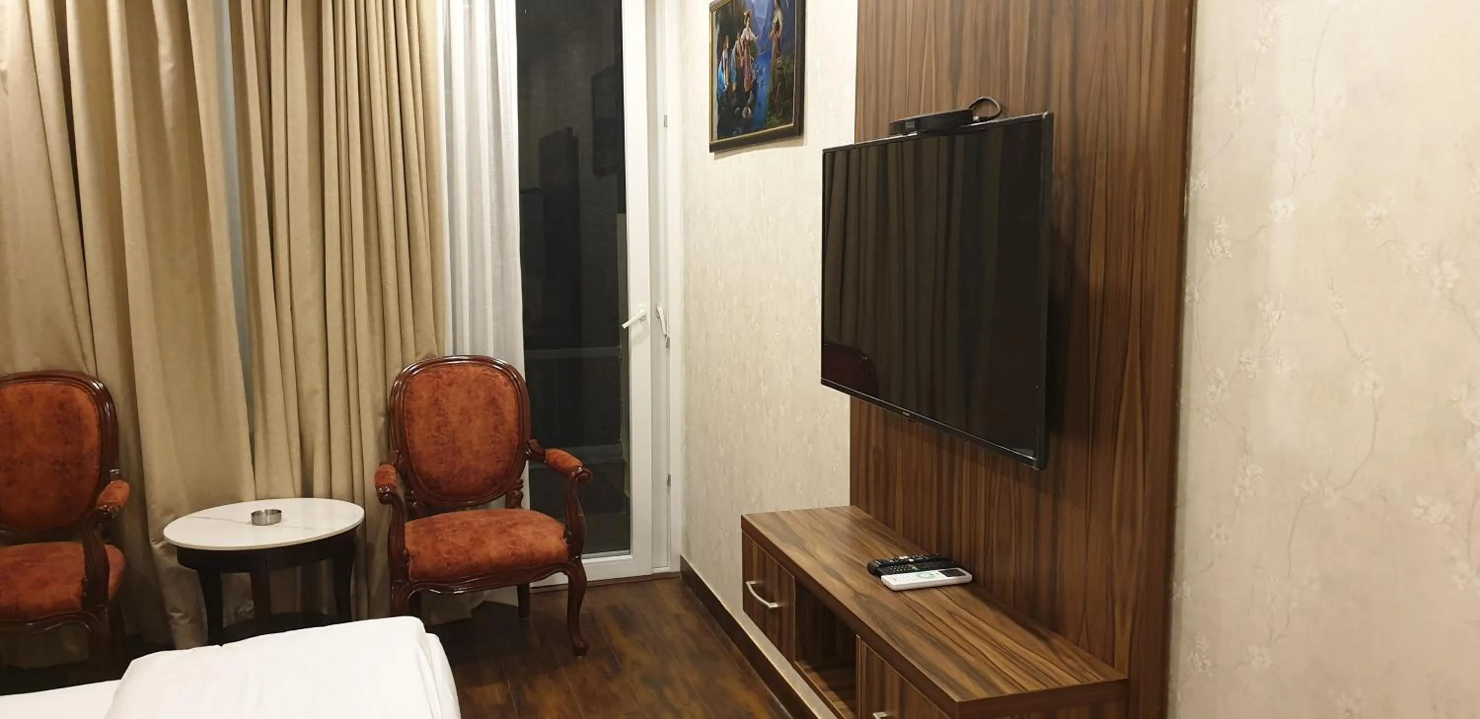 TV and multimedia in Hotel Pong View