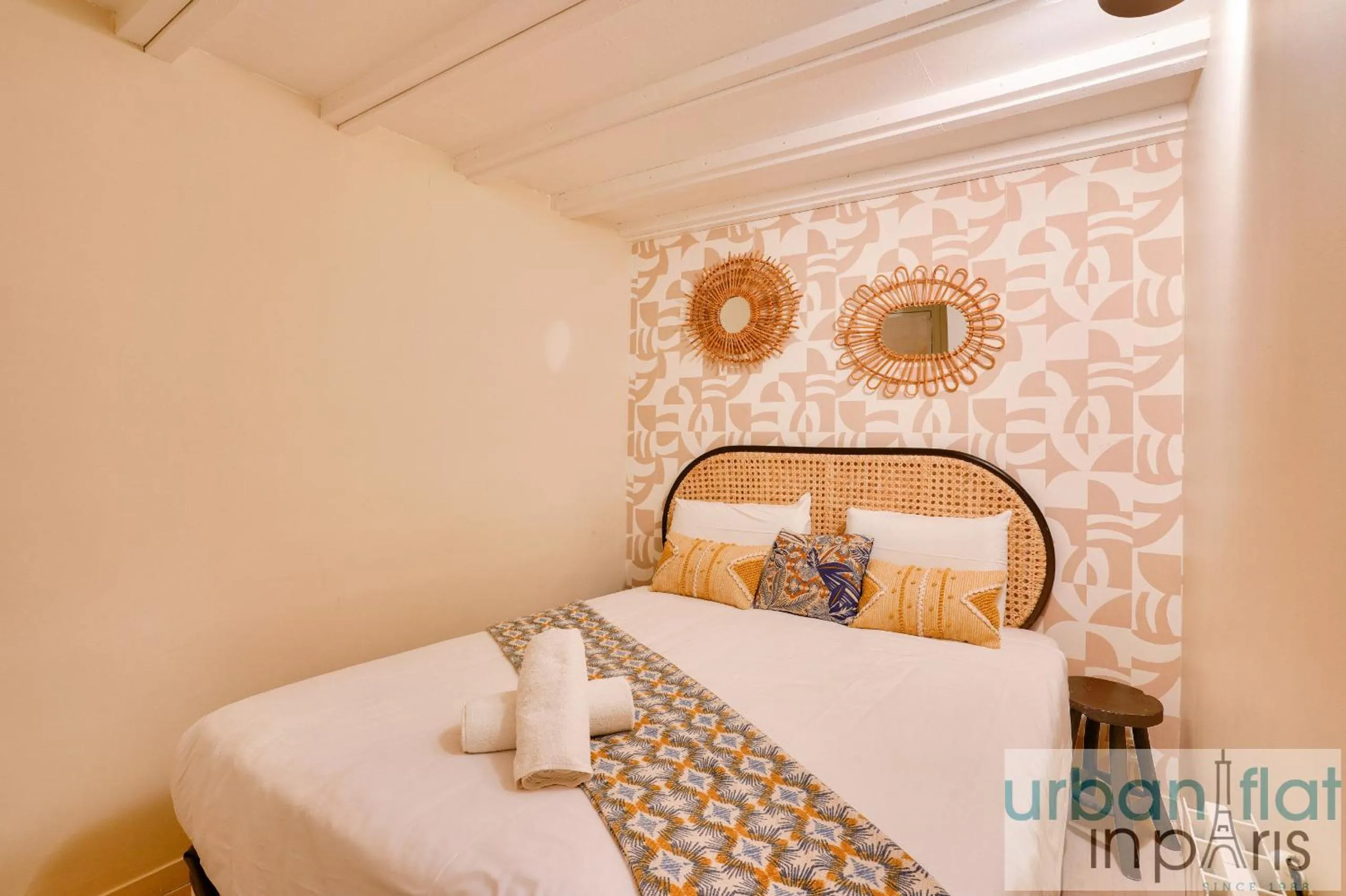 Bed in 33 - Flat Av des Champs-Élysées