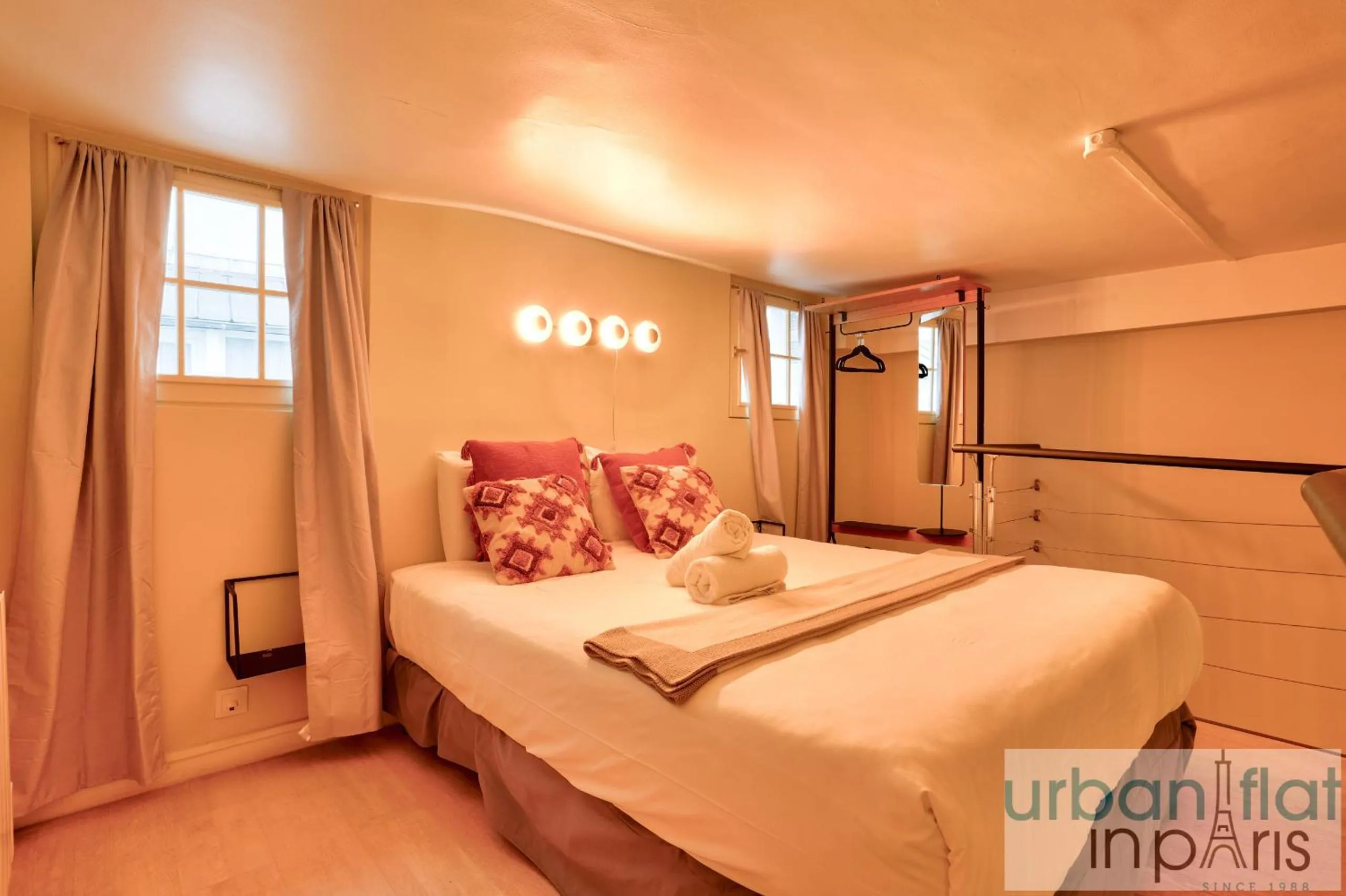 Bed in 33 - Flat Av des Champs-Élysées
