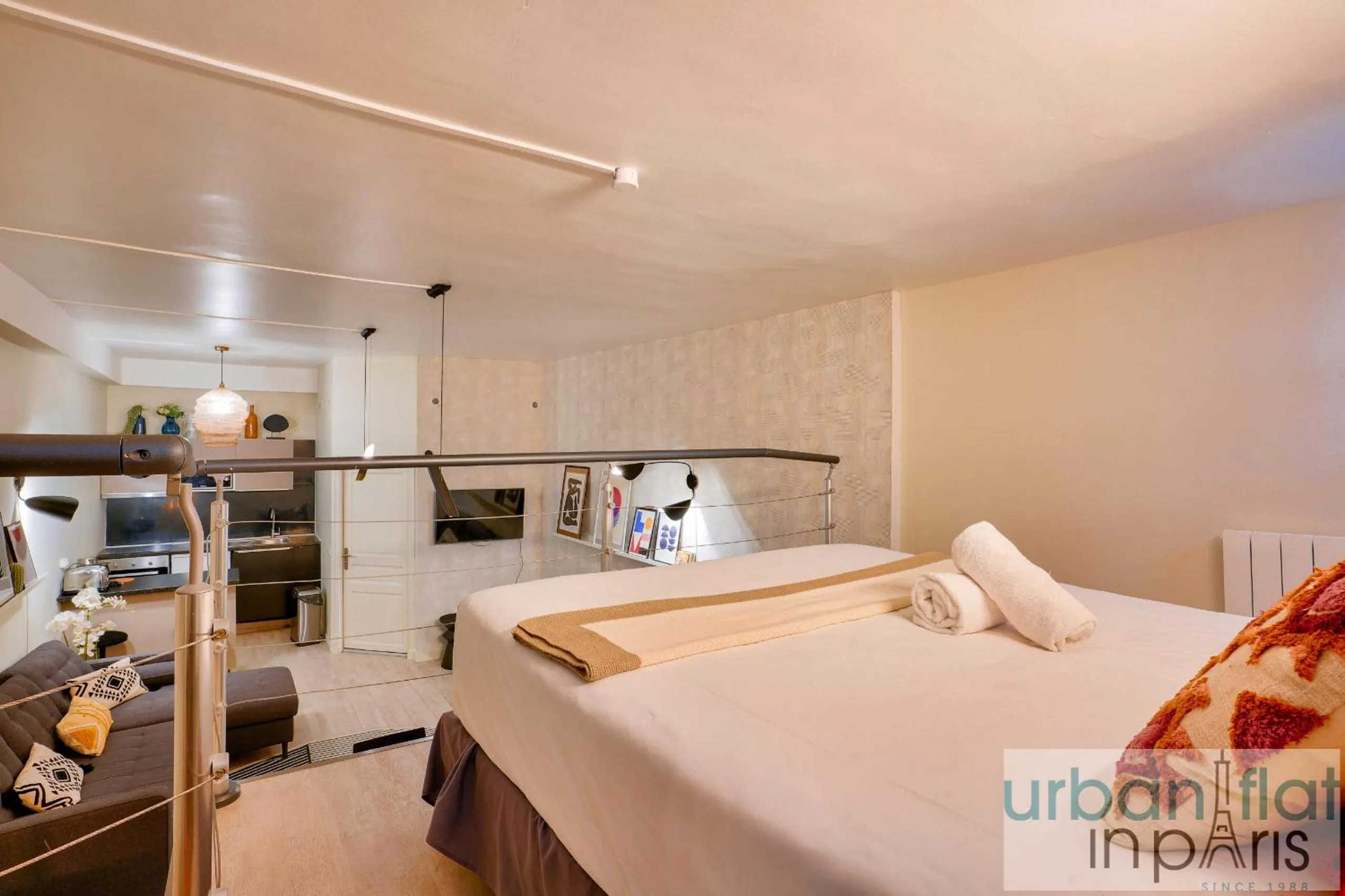 Bed in 33 - Flat Av des Champs-Élysées