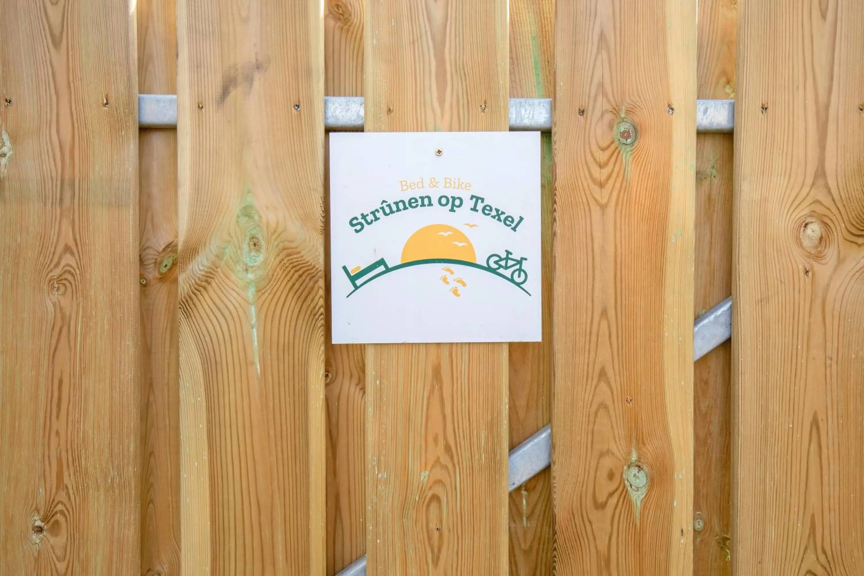 Property logo or sign in Bed en Bike Strûnen op Texel