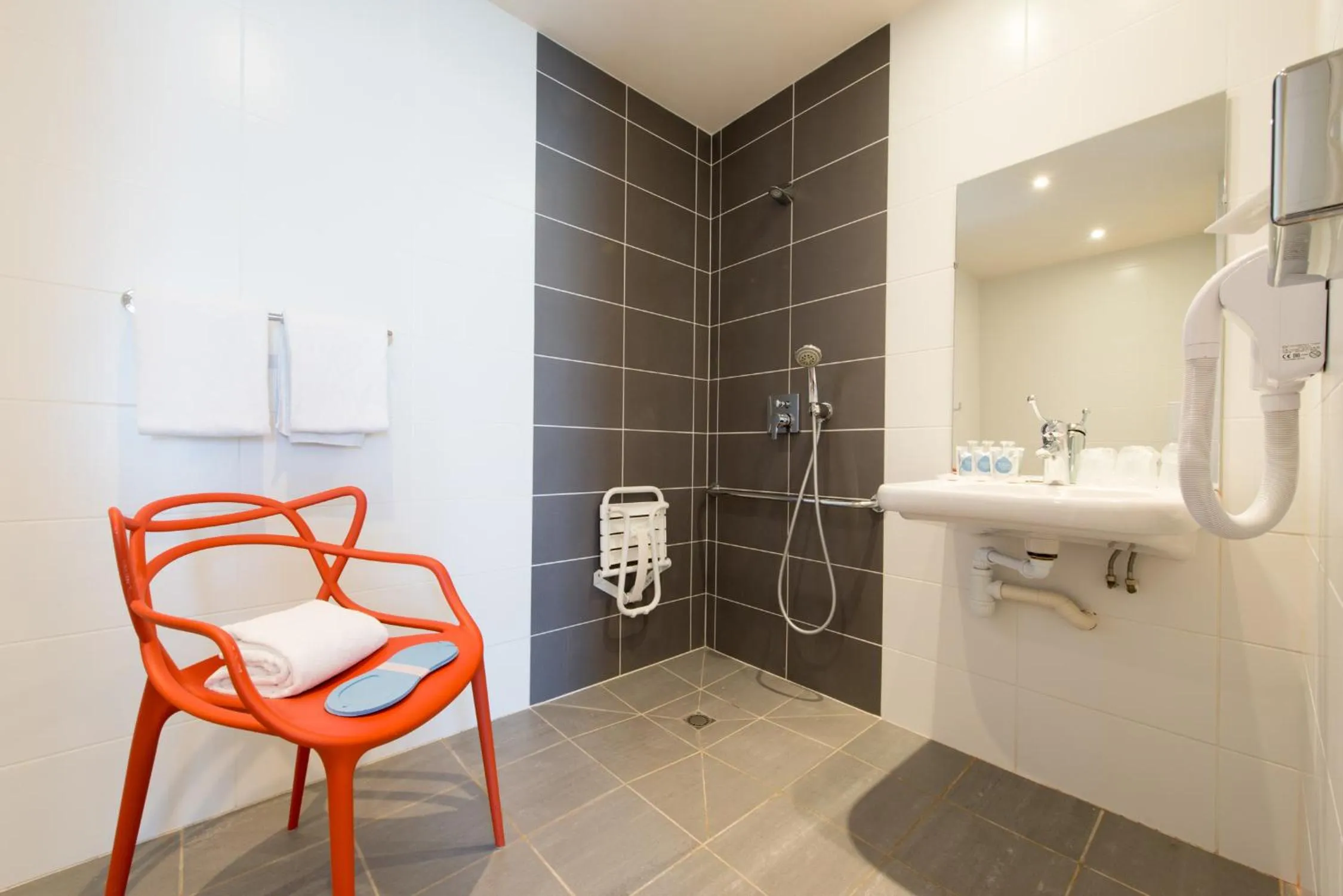 Bathroom in Hôtel Confort La Rochelle Centre les Minimes