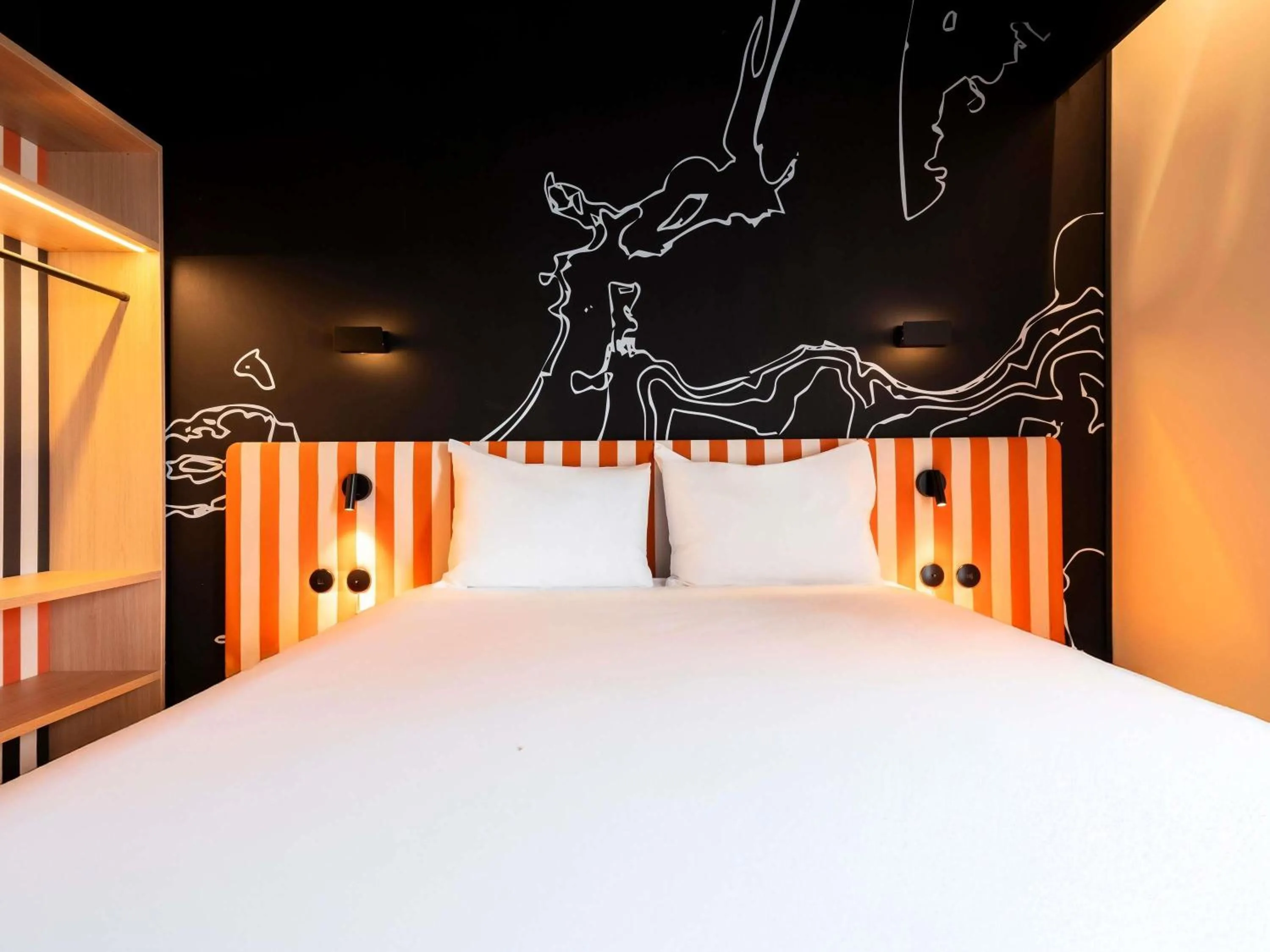 Bedroom, Bed in ibis Styles La Rochelle Centre les Minimes