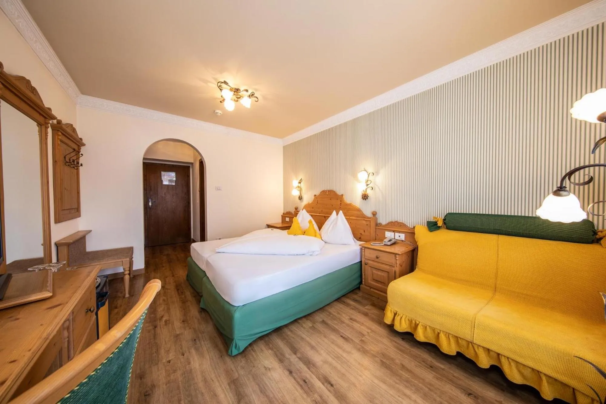 Decorative detail, Bed in PALMENGARTEN Hotel Gstör