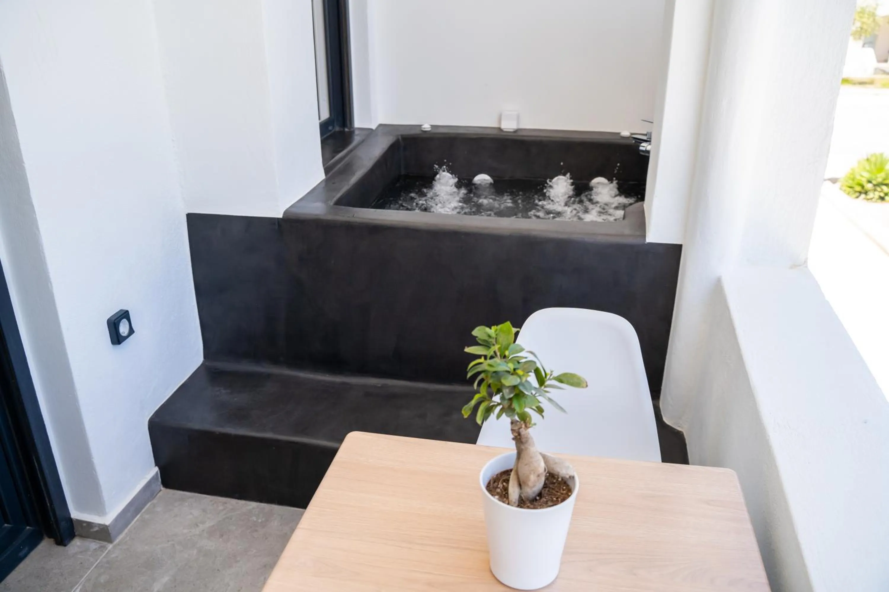 Hot Tub in George & Joanna Suites Santorini