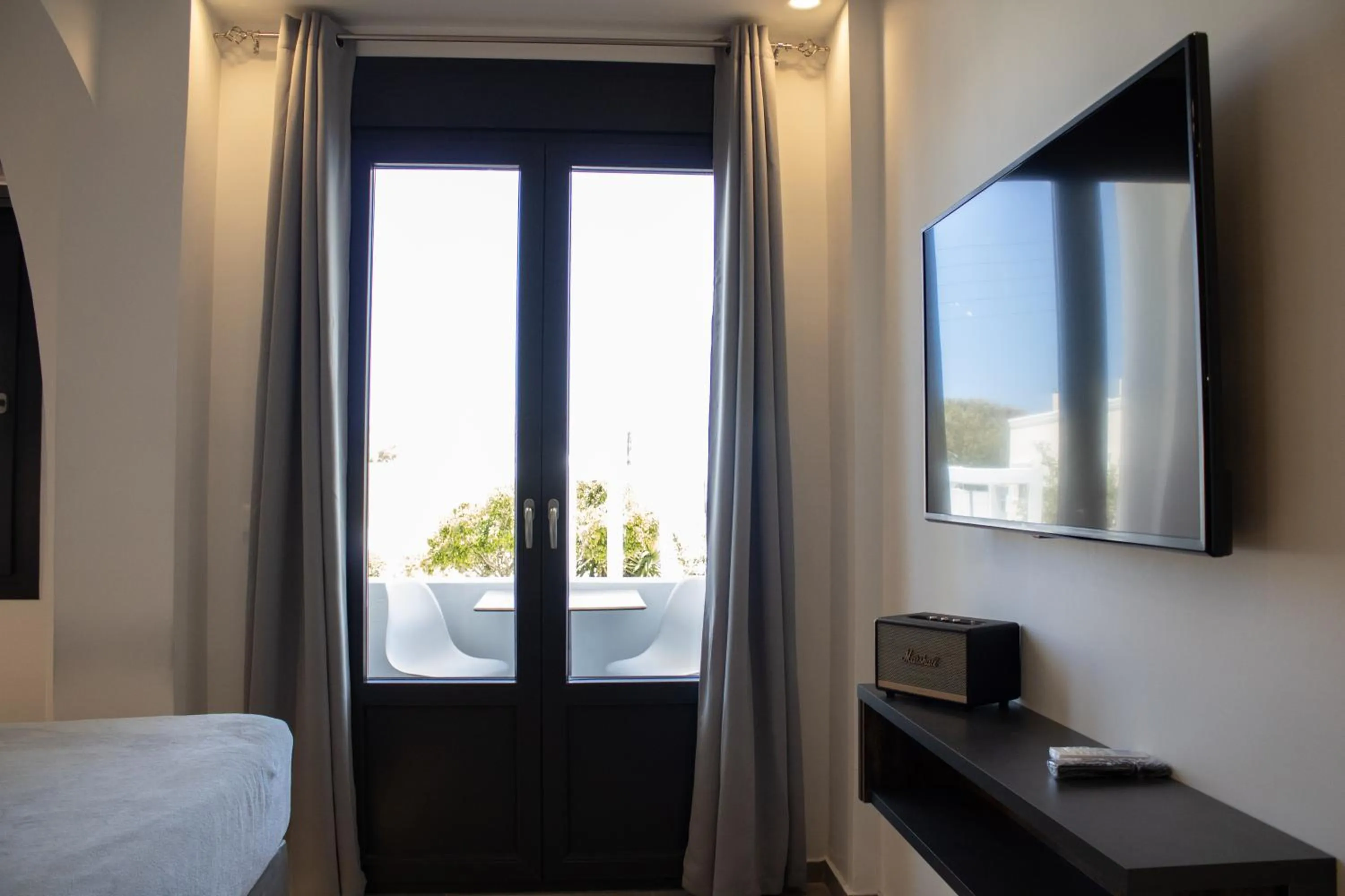 TV and multimedia, Bed in George & Joanna Suites Santorini