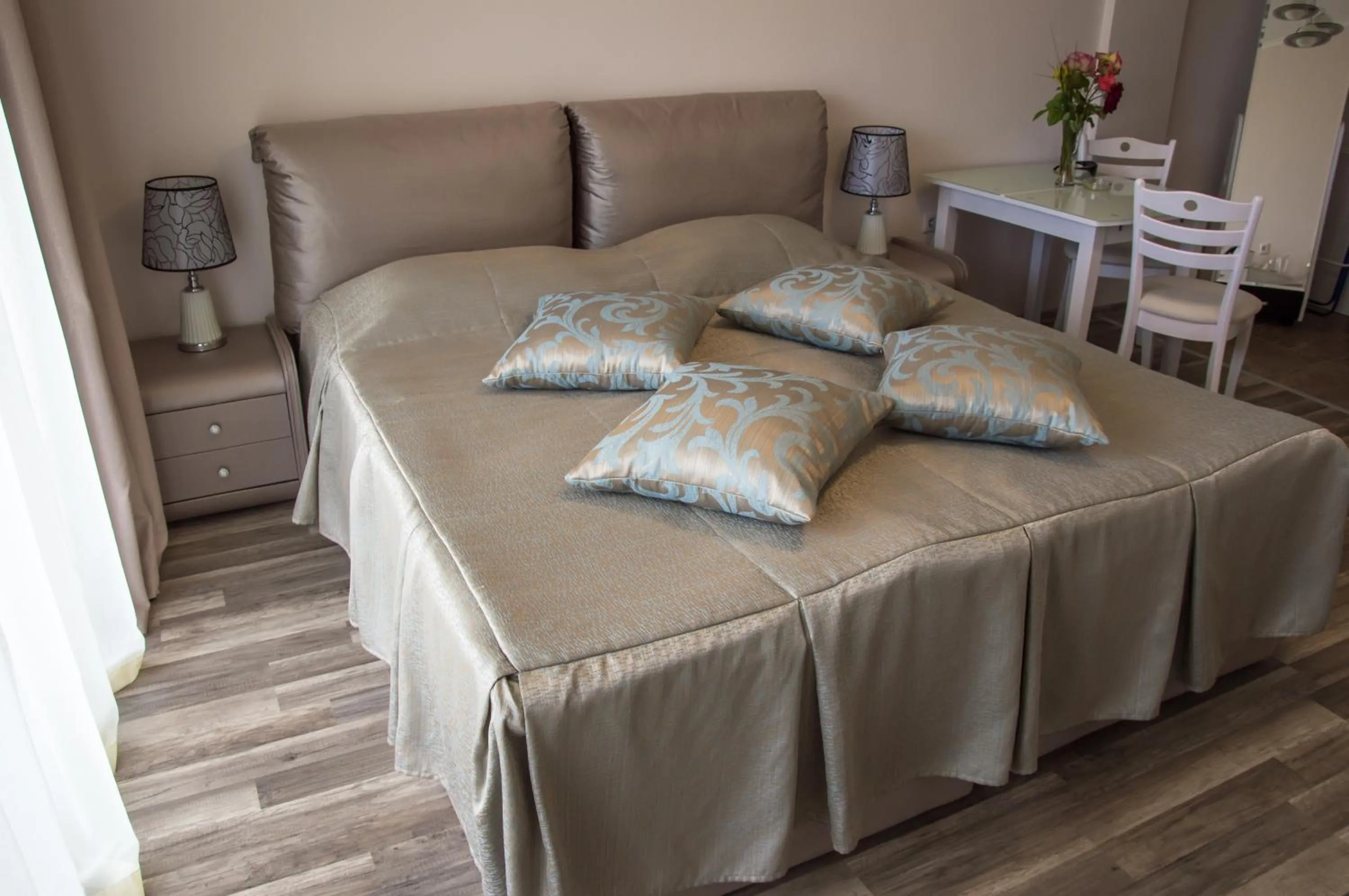 Bedroom, Bed in Long Beach Resort