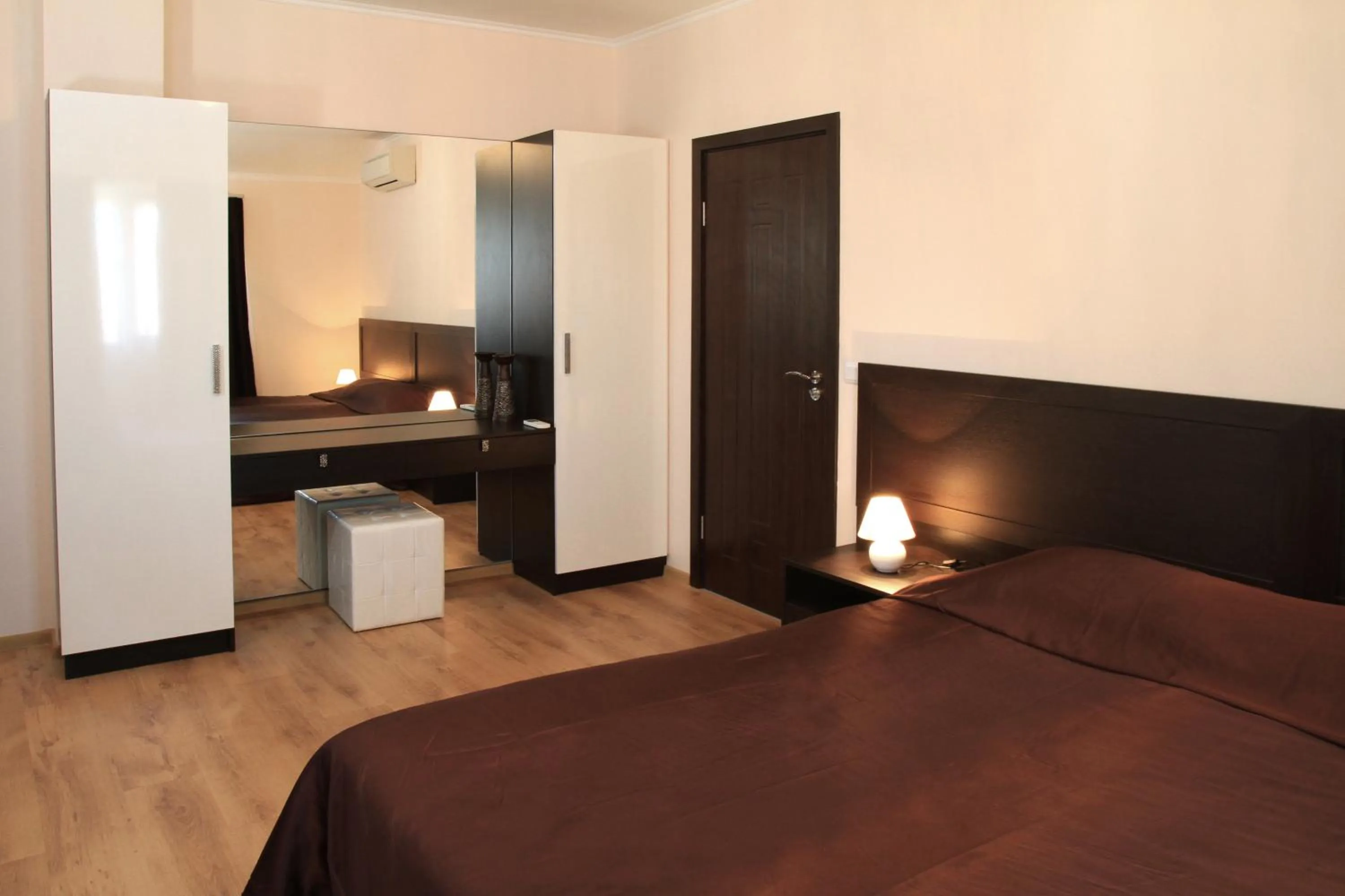 Bedroom, Bed in Long Beach Resort