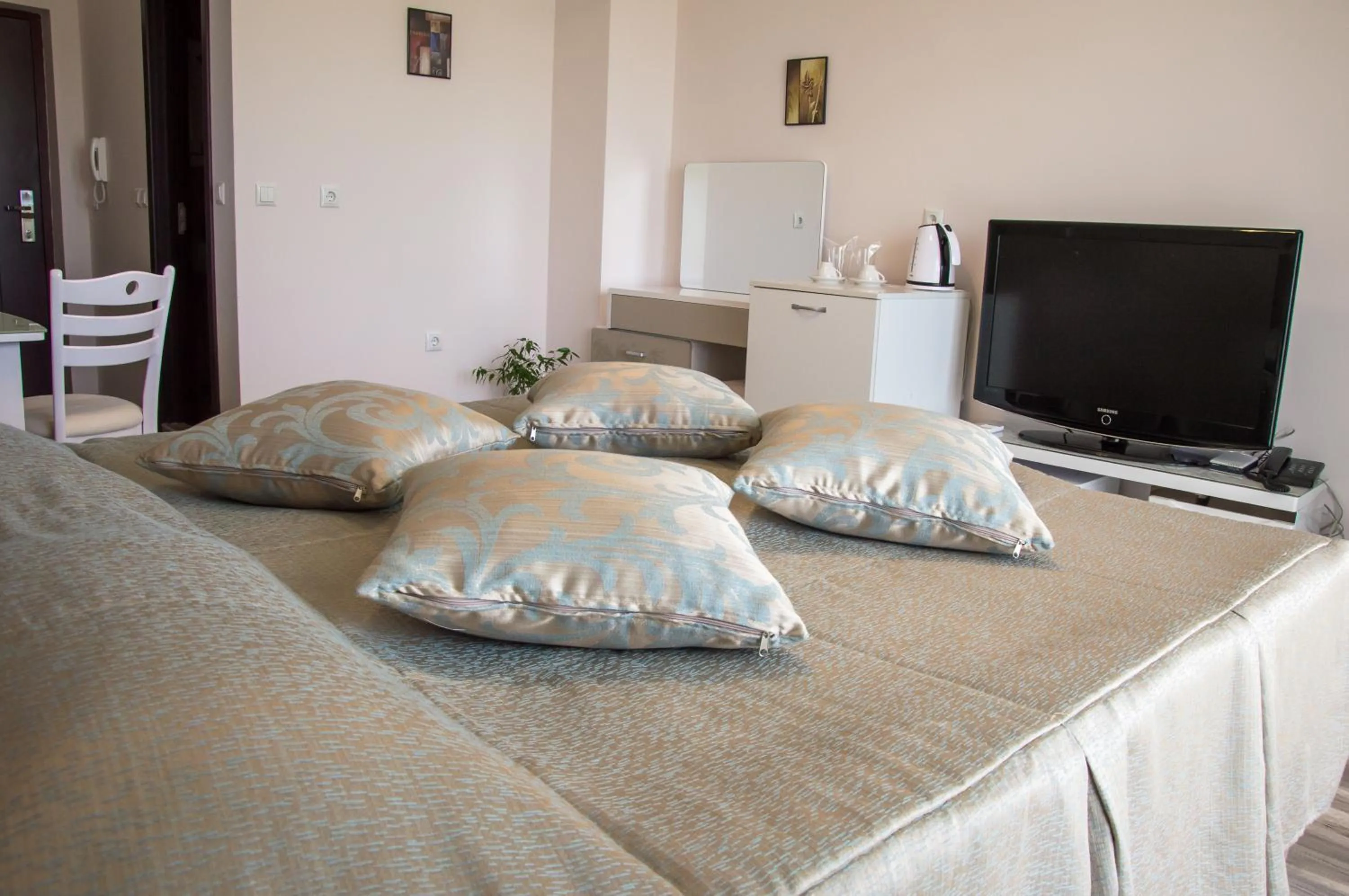 Photo of the whole room, Bed in Long Beach Resort