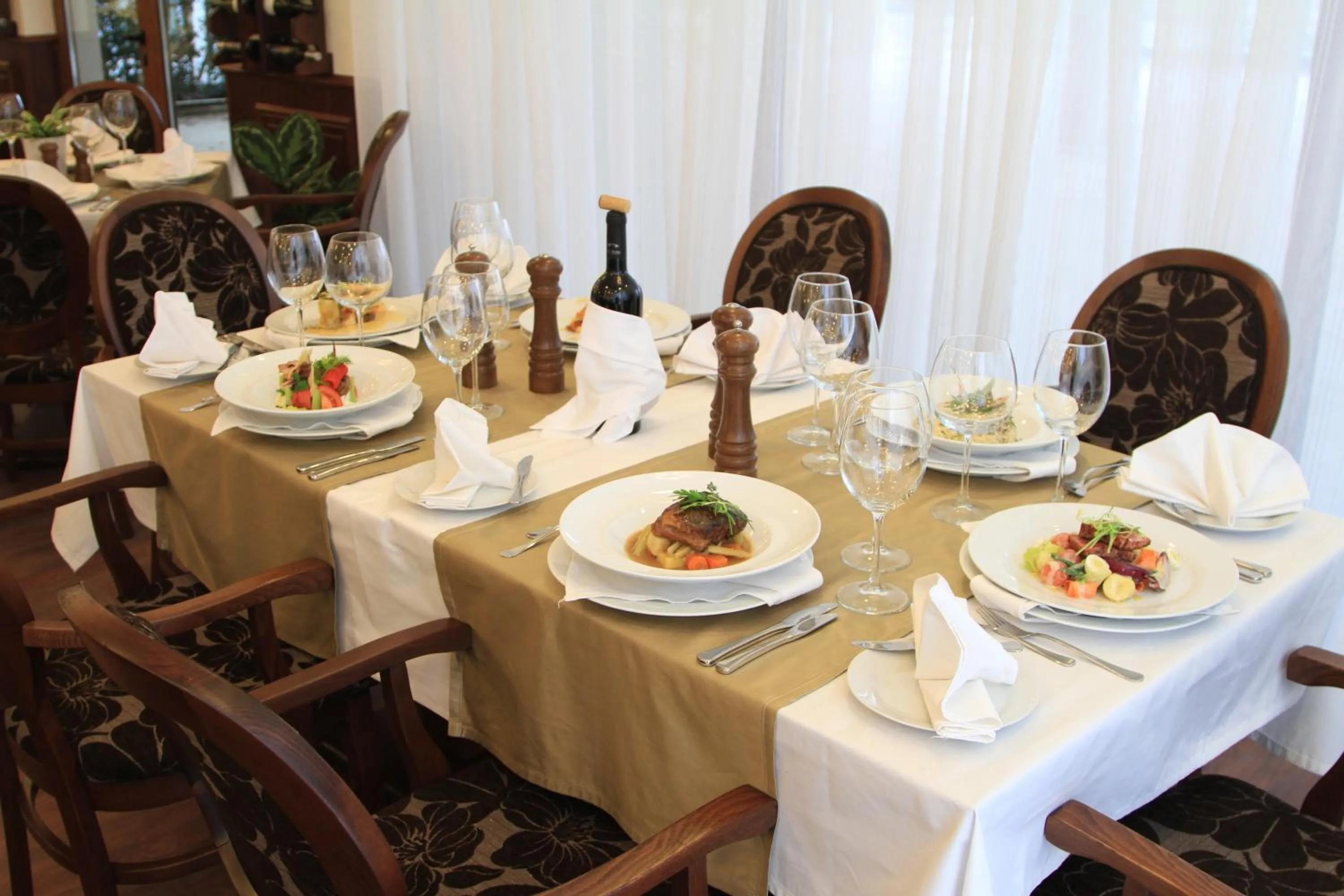 Restaurant/places to eat in Long Beach Resort