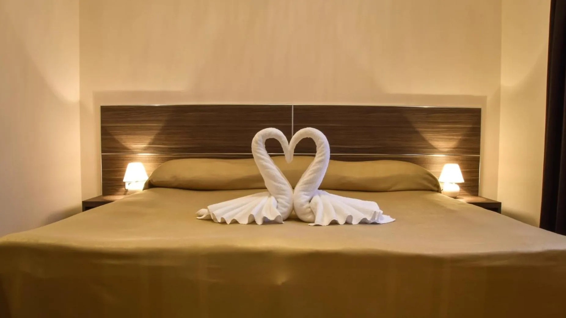 Bedroom, Bed in Long Beach Resort