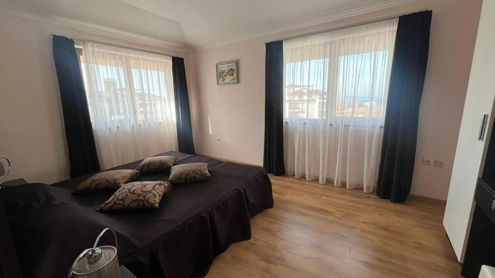 Bedroom, Bed in Long Beach Resort