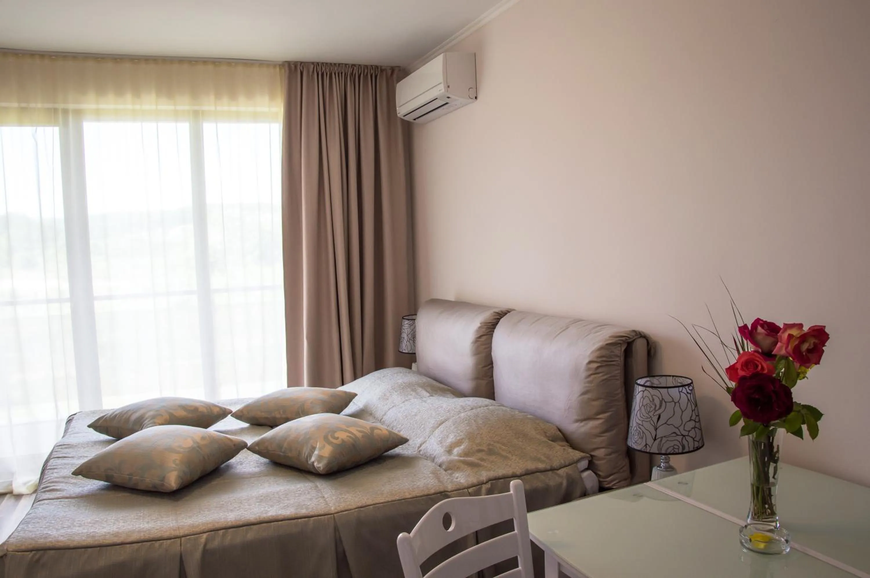 Bedroom, Bed in Long Beach Resort