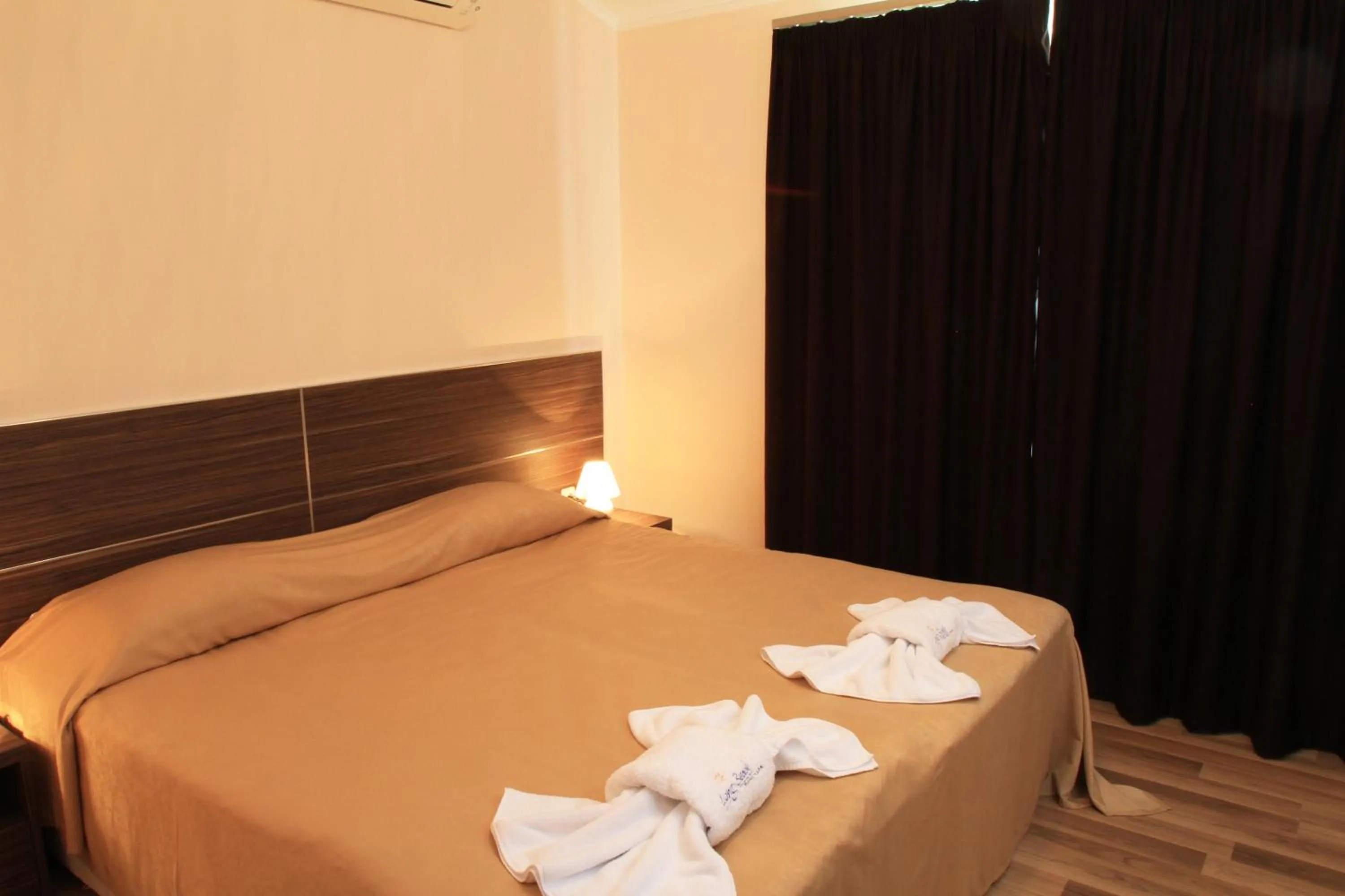 Bedroom, Bed in Long Beach Resort