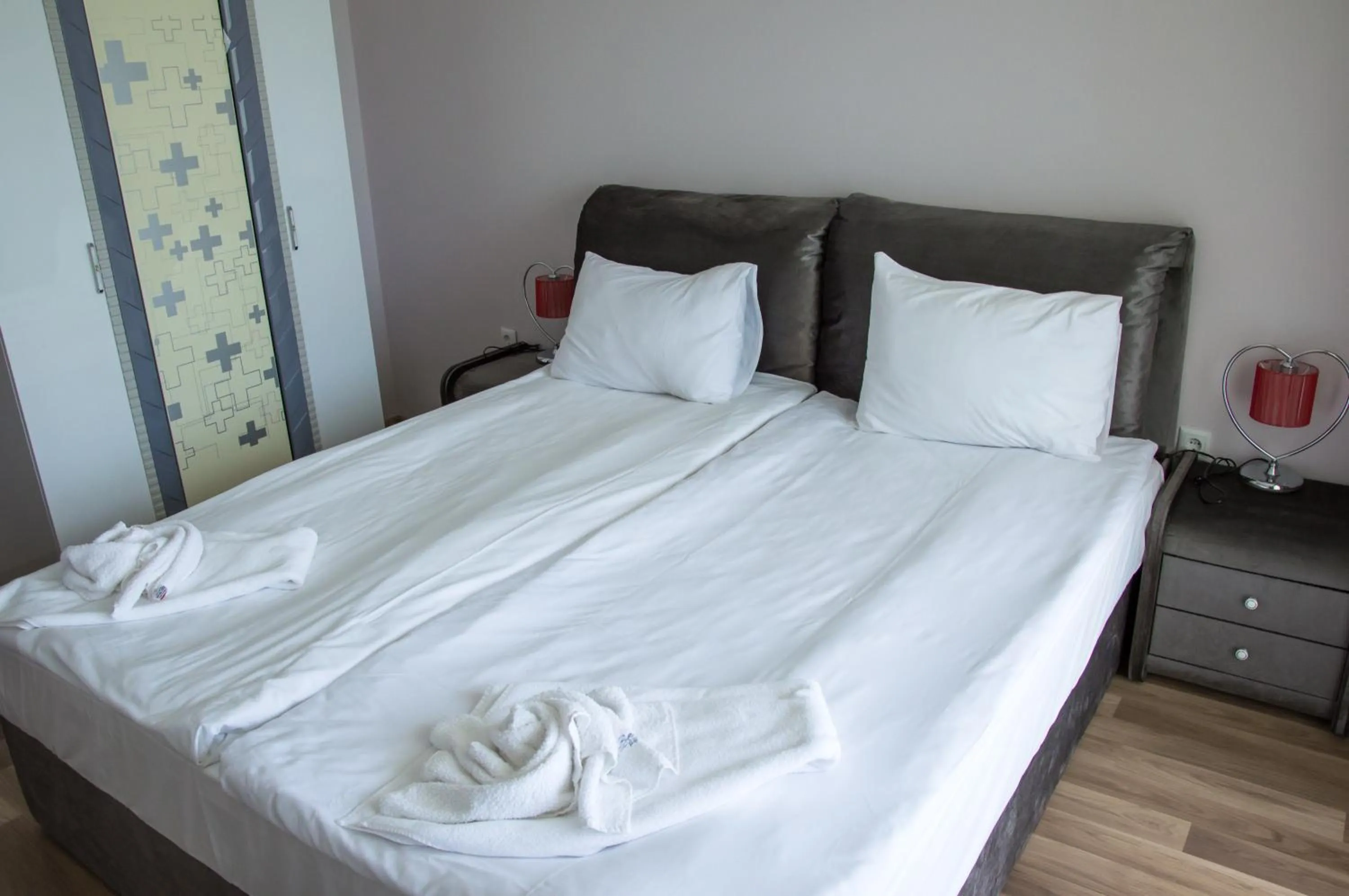 Bedroom, Bed in Long Beach Resort