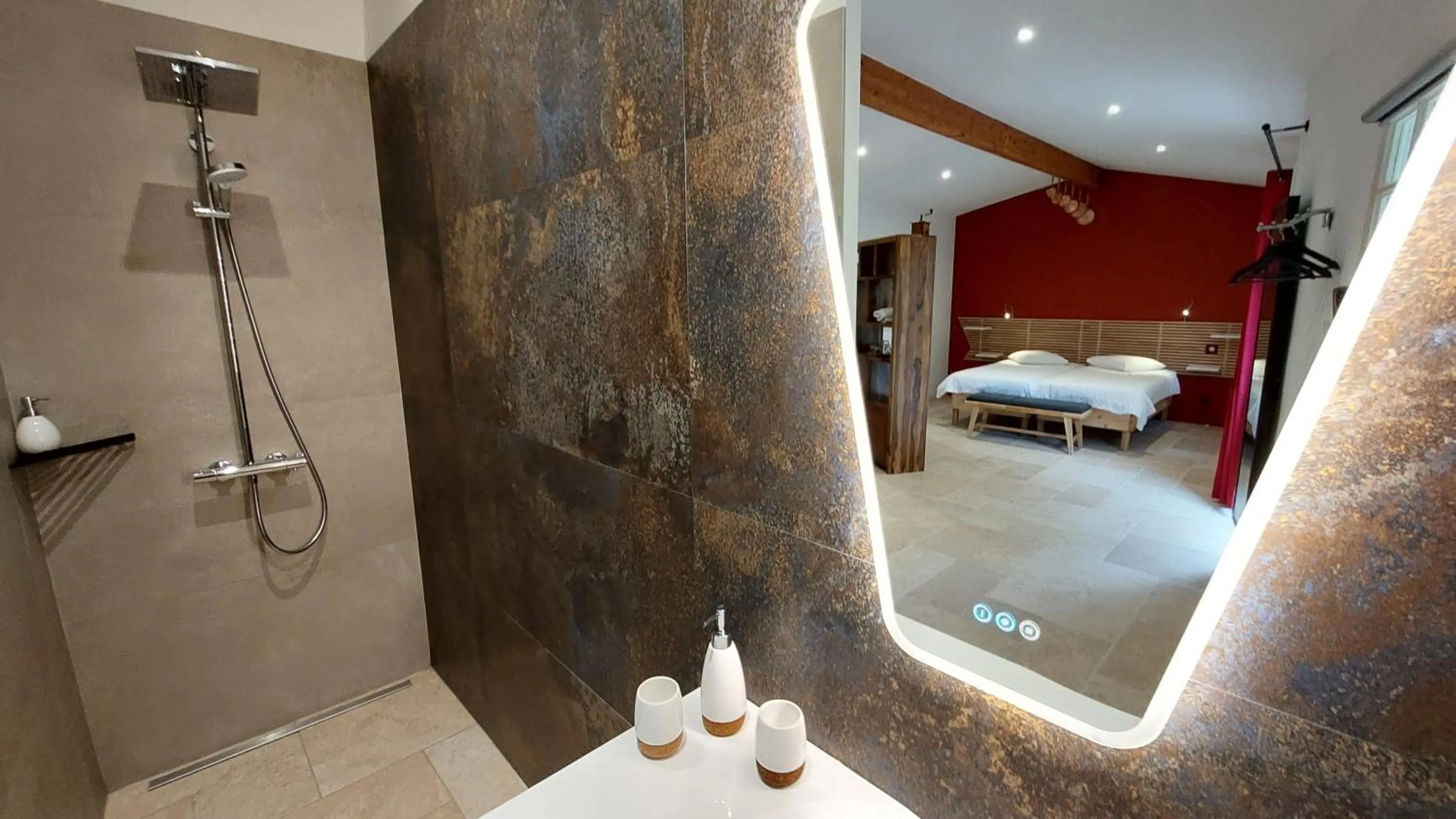 Shower, Bed in Maison Catalina