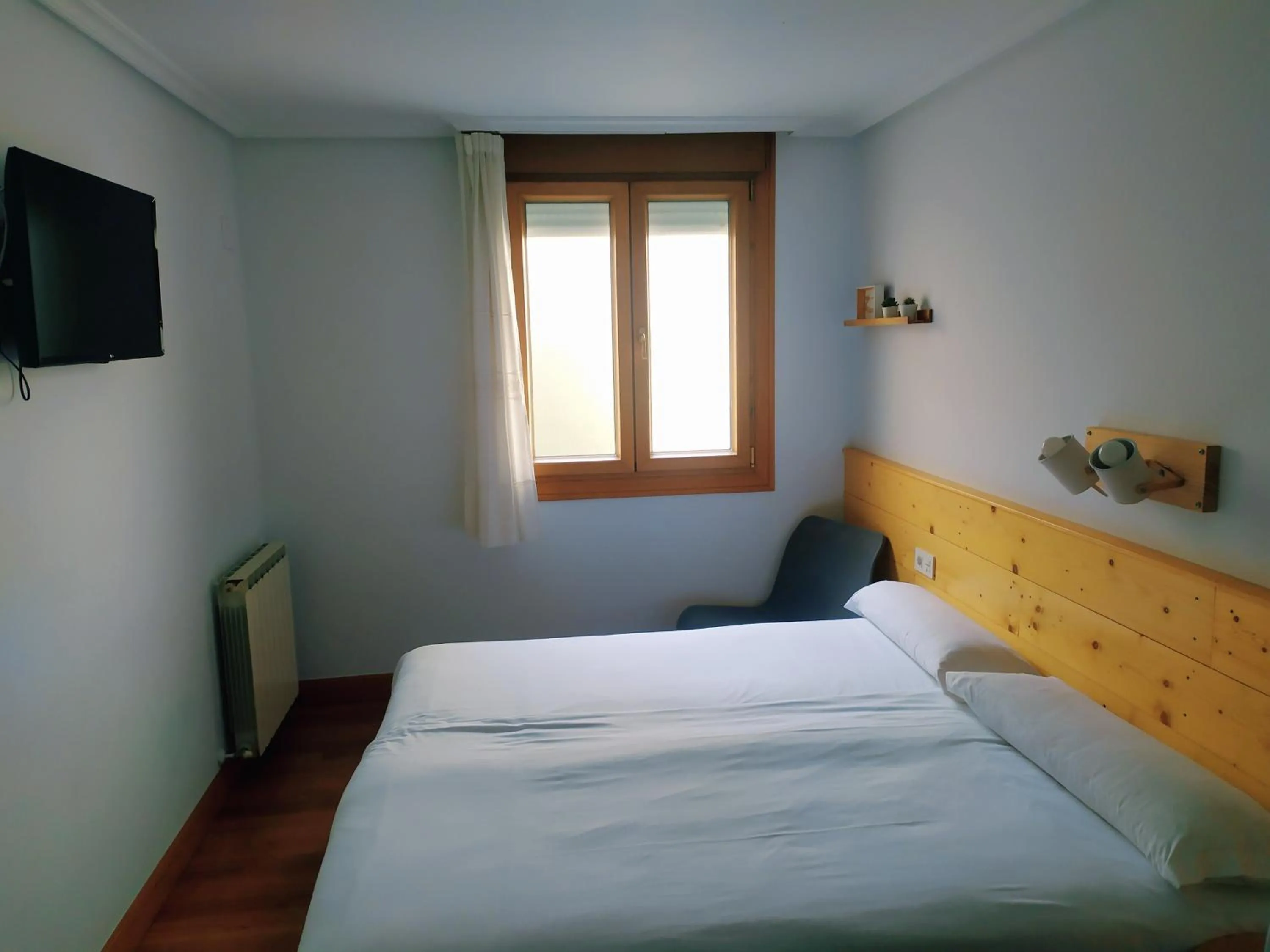 Photo of the whole room, Bed in Pensión Urkia