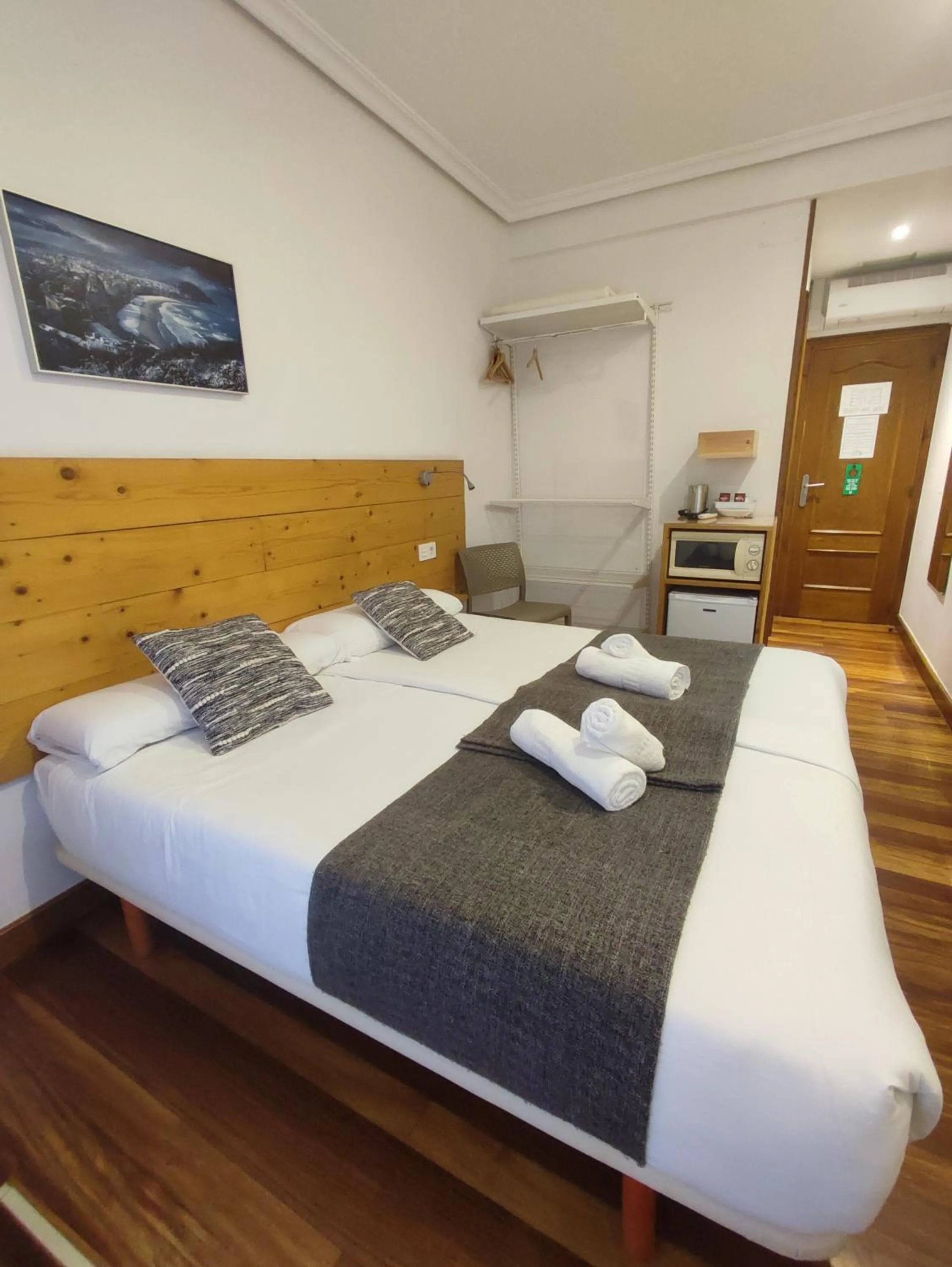 room service, Bed in Pensión Urkia